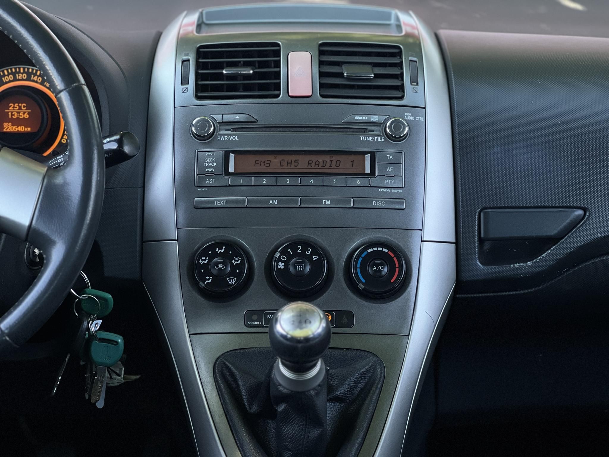 TOYOTA AURIS 1.4 Luna