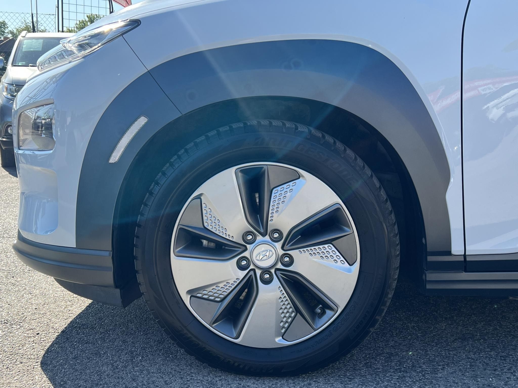 HYUNDAI KONA EV 64kWh Premium Magas felszereltség. megkímélt állapot! LED fényszóró Kamera Keyless Android!