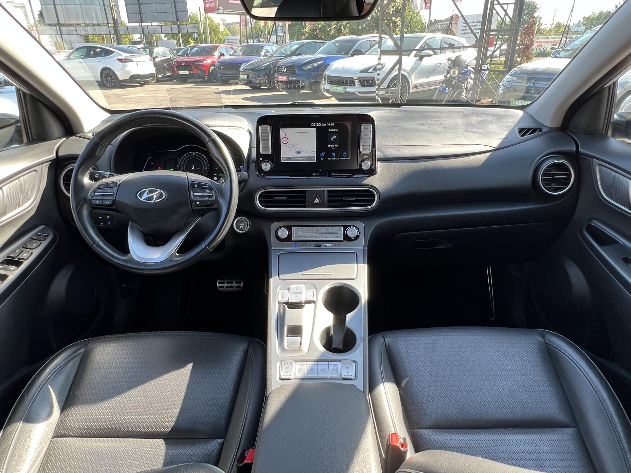 HYUNDAI KONA EV 64kWh Premium Magas felszereltség. megkímélt állapot! LED fényszóró Kamera Keyless Android!