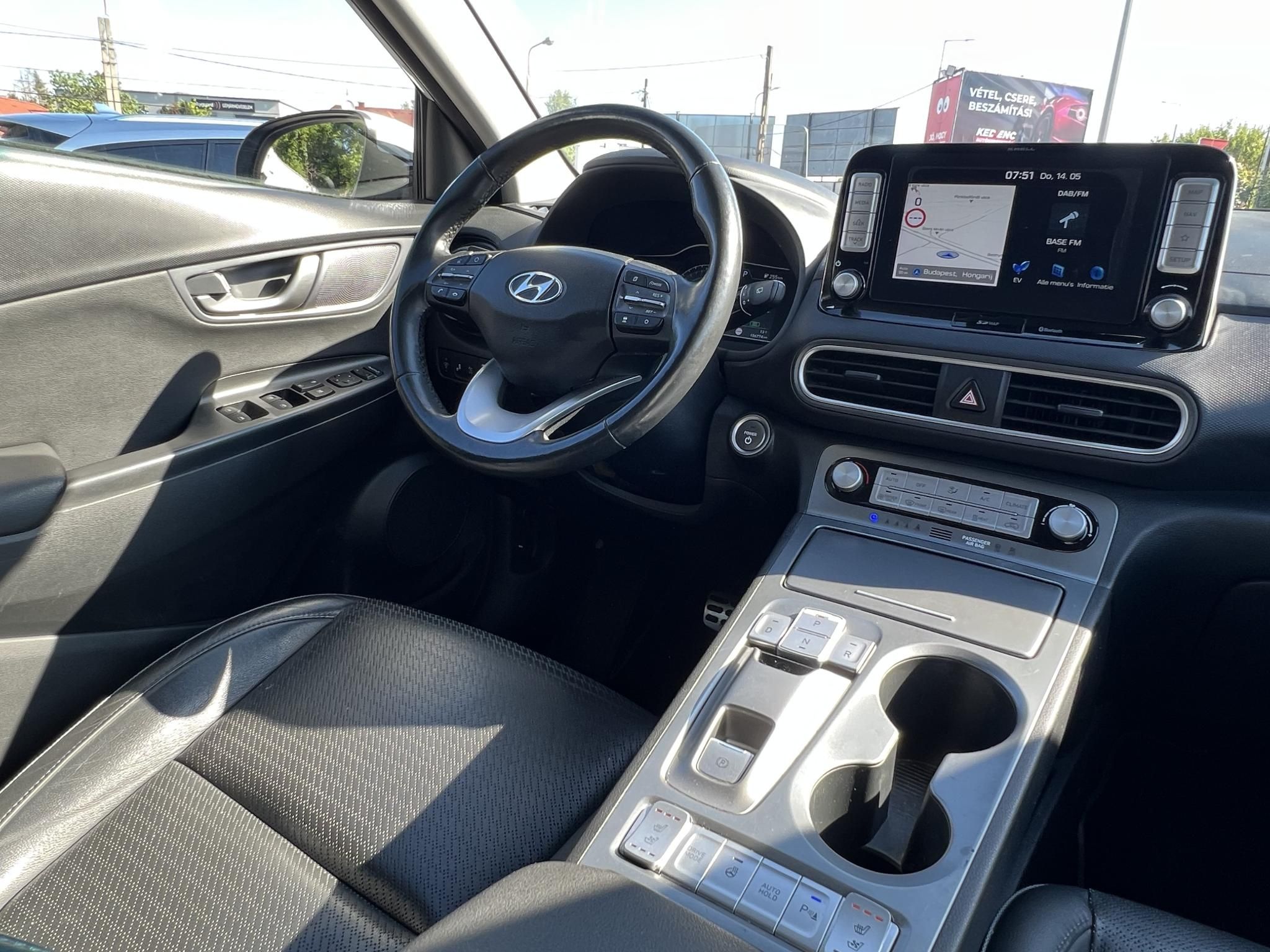 HYUNDAI KONA EV 64kWh Premium Magas felszereltség. megkímélt állapot! LED fényszóró Kamera Keyless Android!