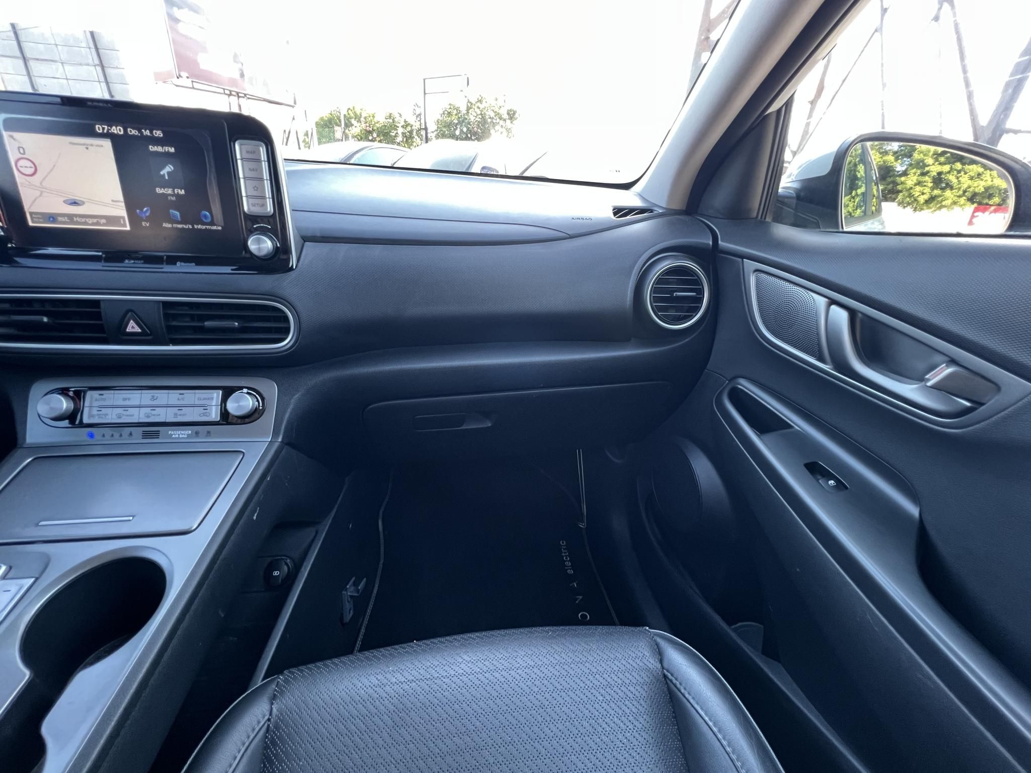 HYUNDAI KONA EV 64kWh Premium Magas felszereltség. megkímélt állapot! LED fényszóró Kamera Keyless Android!