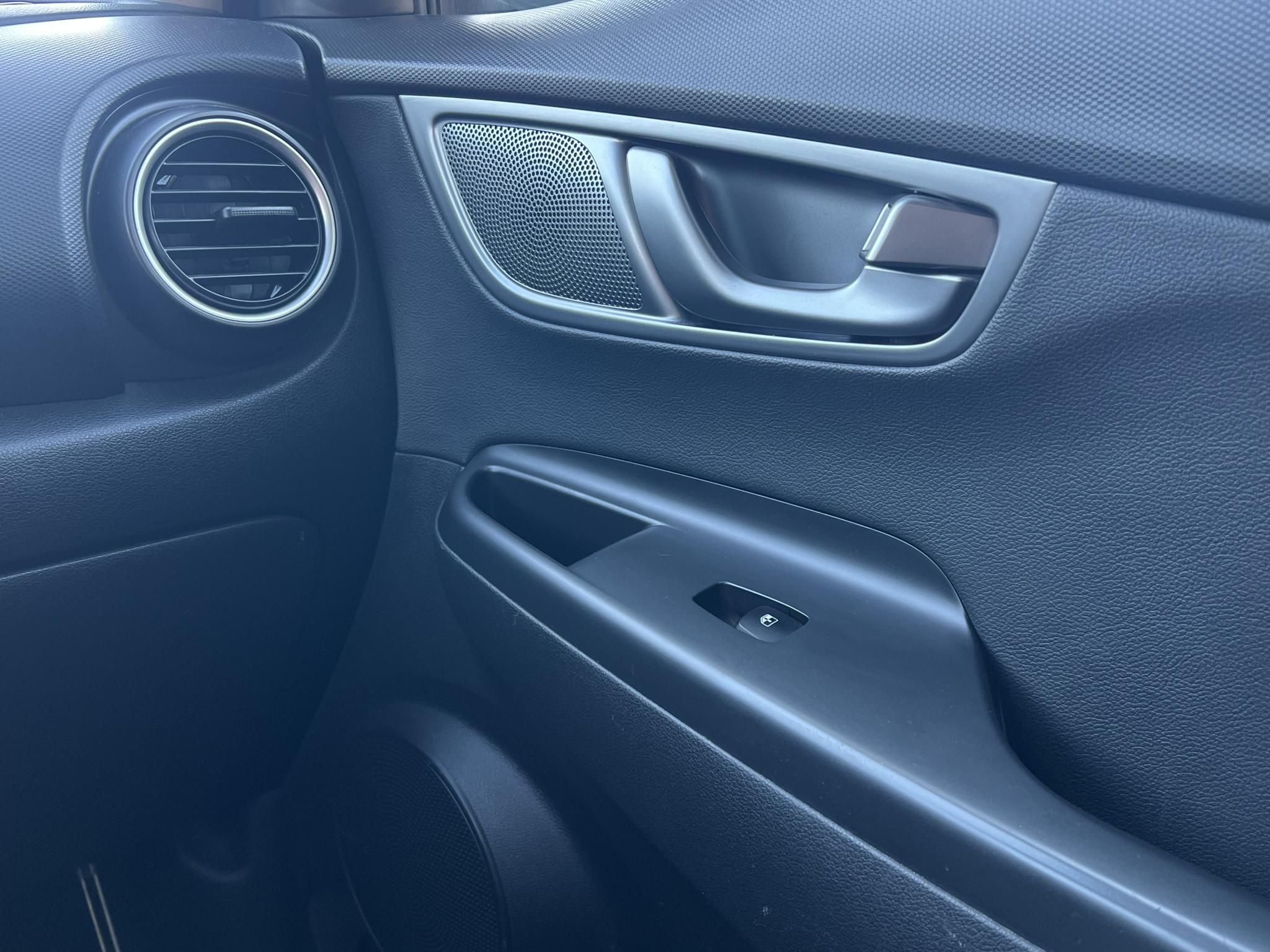 HYUNDAI KONA EV 64kWh Premium Magas felszereltség. megkímélt állapot! LED fényszóró Kamera Keyless Android!