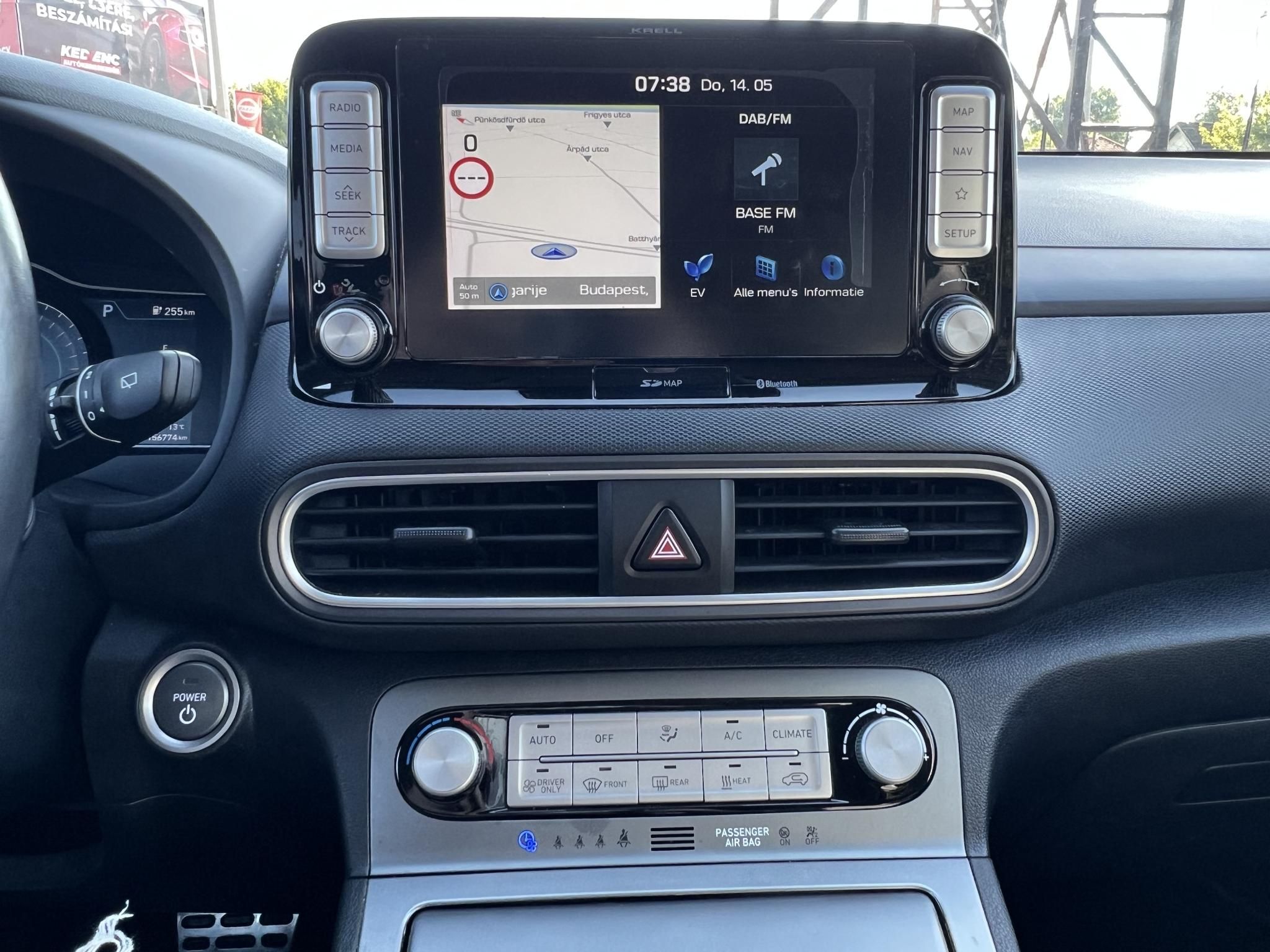 HYUNDAI KONA EV 64kWh Premium Magas felszereltség. megkímélt állapot! LED fényszóró Kamera Keyless Android!