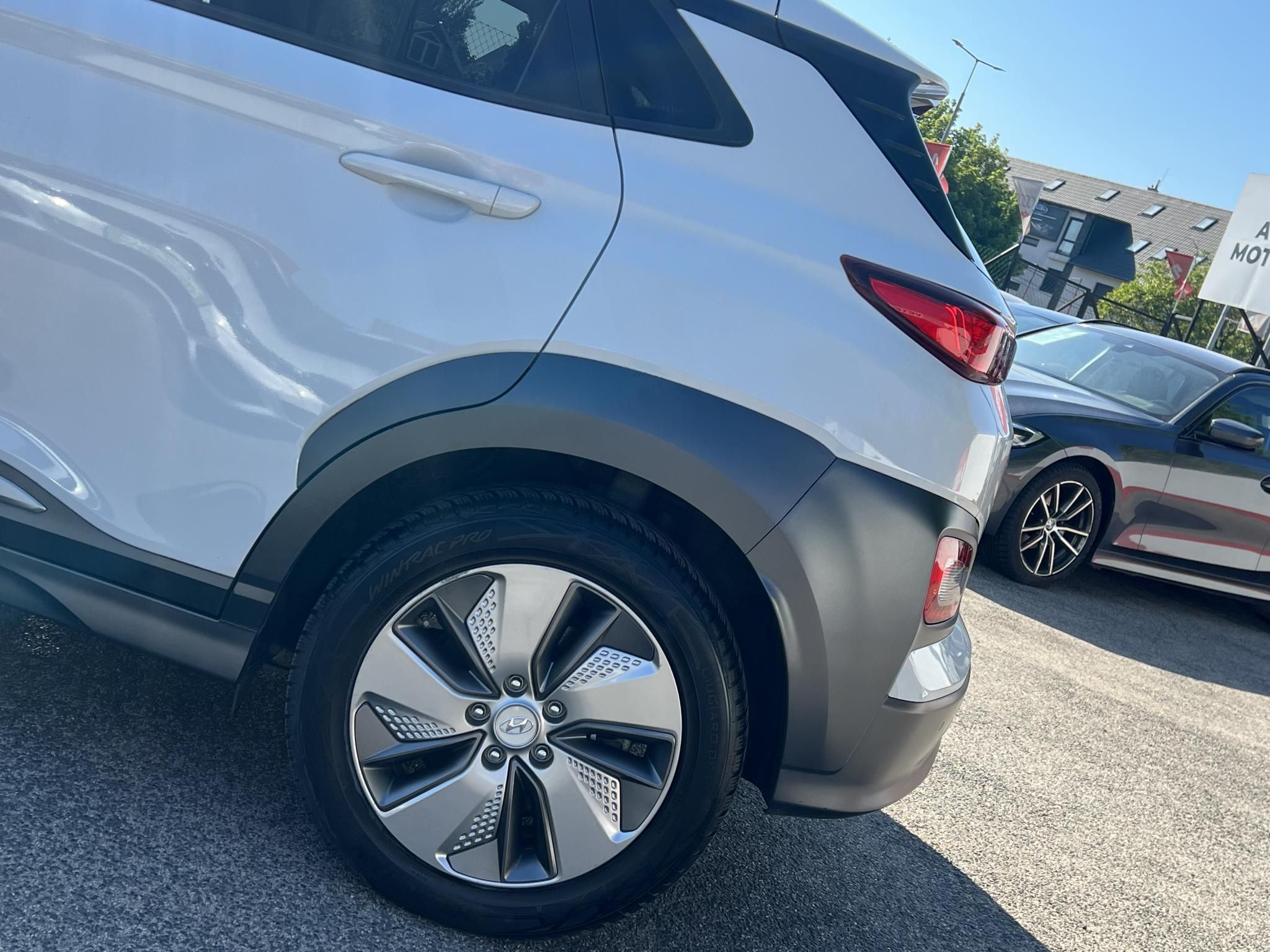 HYUNDAI KONA EV 64kWh Premium Magas felszereltség. megkímélt állapot! LED fényszóró Kamera Keyless Android!