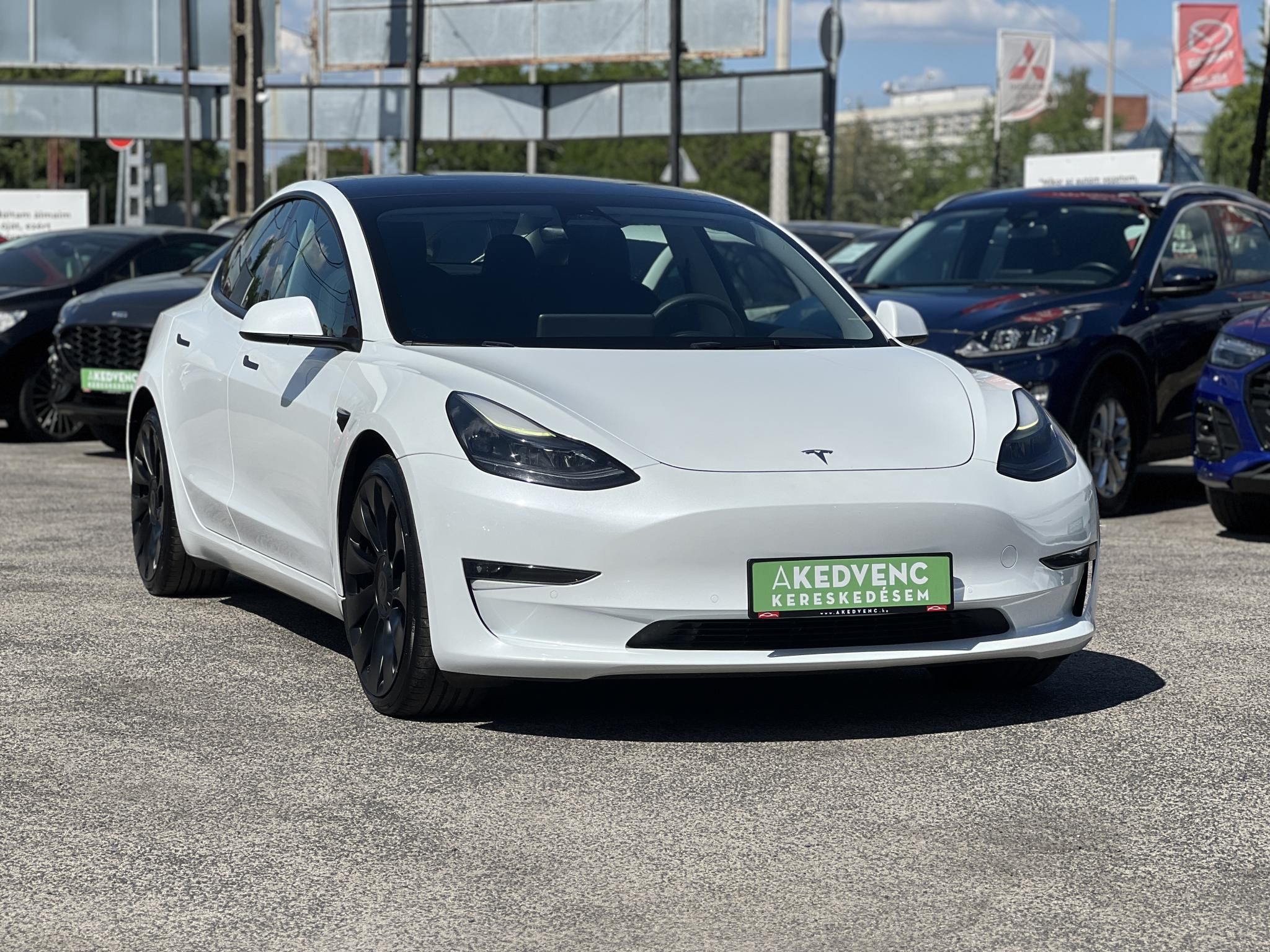 TESLA MODEL 3 Performance AWD (Automata) 90e km. AMD Ryzen. mátrix LED. hőszivattyú. 2 töltőkábel. megkímélt állapot!