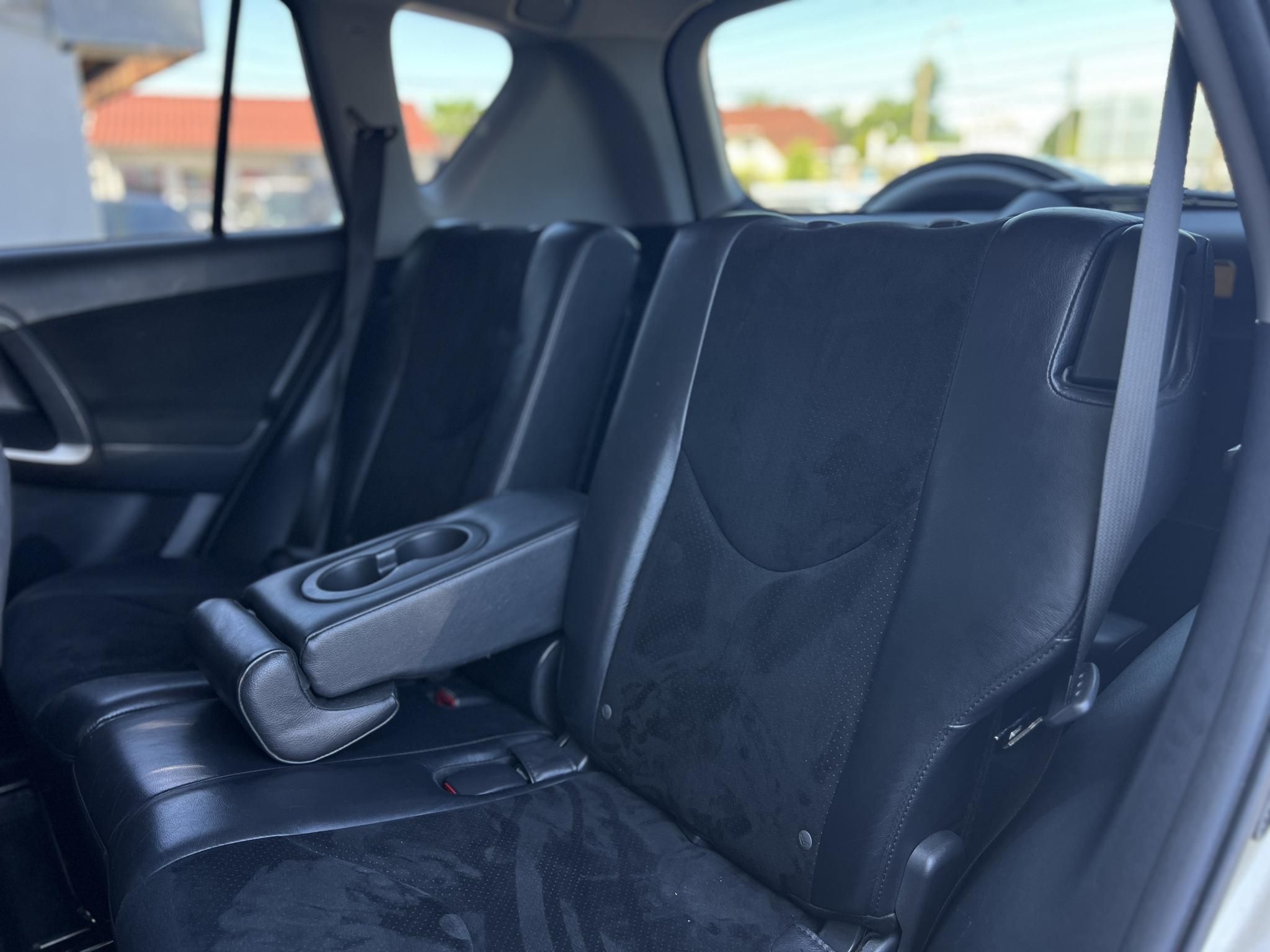 TOYOTA RAV 4 Rav4 2.0 4x4 Executive CVT Alcantara belső. kormányváltó. parkolóradar