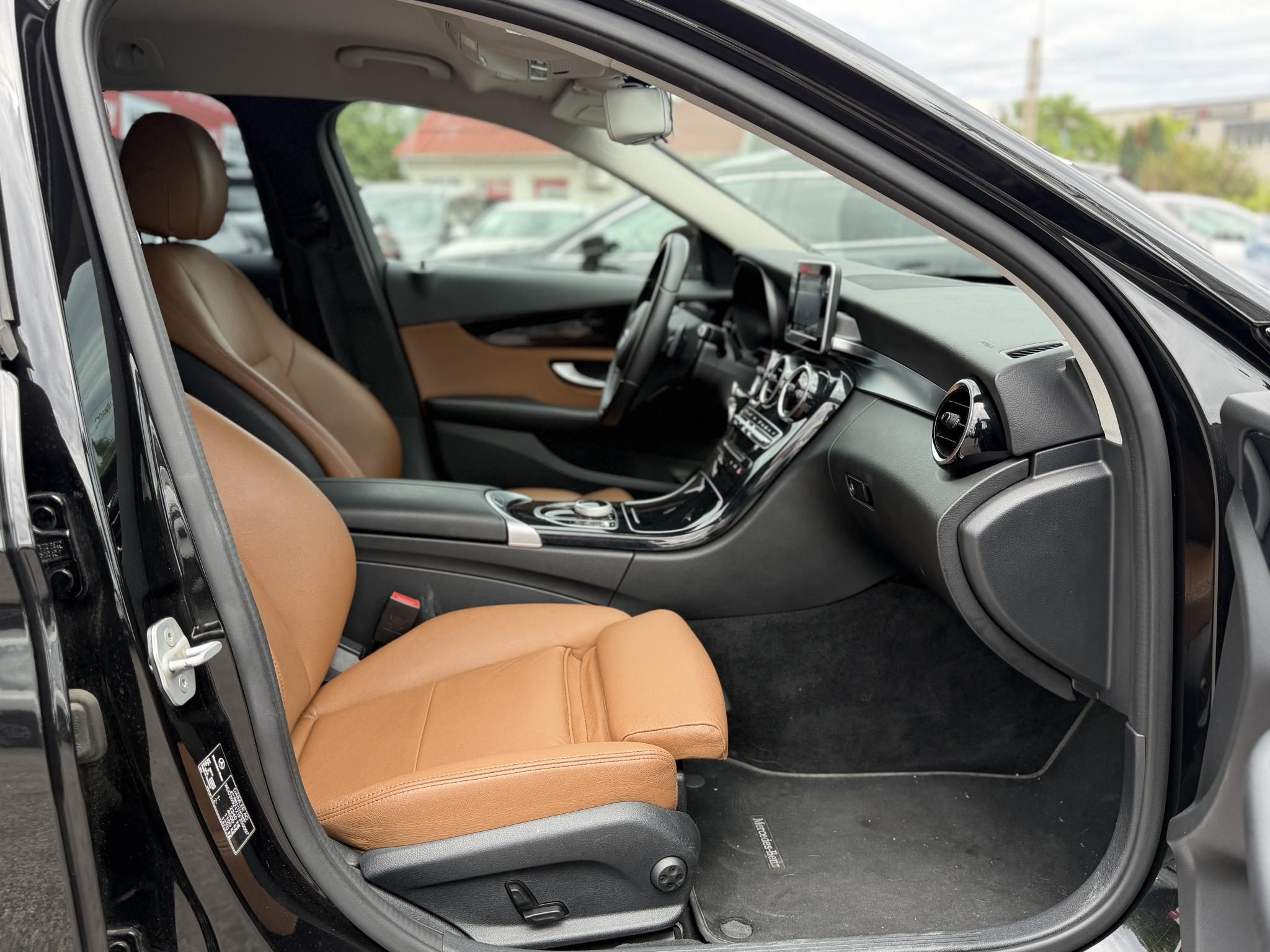 MERCEDES-BENZ C 300 T BlueTEC h HYBRID 7G-TRONIC 138e km. barna bőrbelső. bluetooth. navigáció. megkímélt állapot!