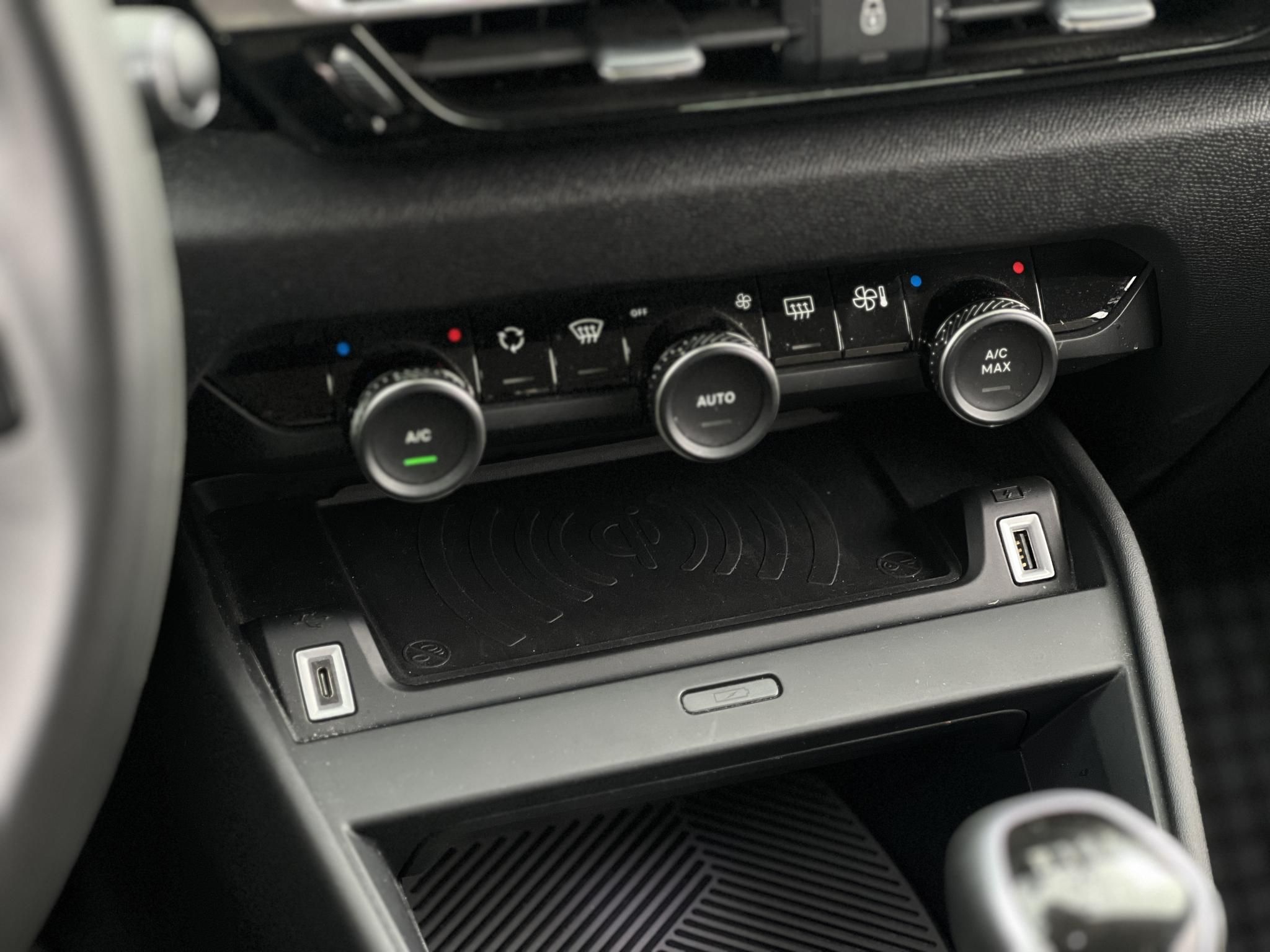 CITROEN C4 1.2 PureTech Feel Plus M.o.-i. 1.tul. 61e km. LED. 360 kamera. HUD. Vonóhorog!