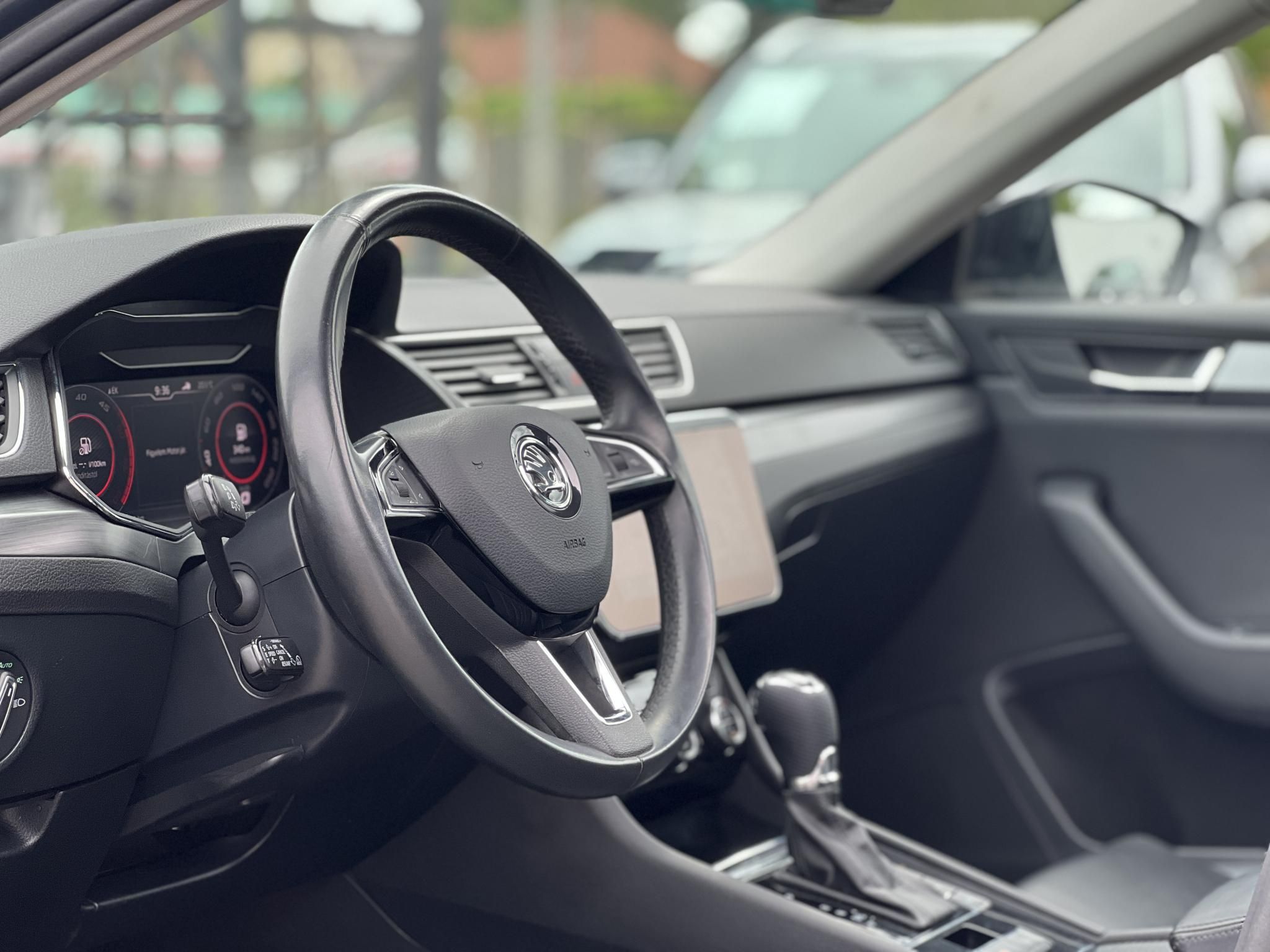 SKODA SUPERB Combi 2.0 TDI SCR Style 4x4 DSG 158e km. M.o.-i. panorámatető. üléshűtés. virtual cockpit. CARPLAY!