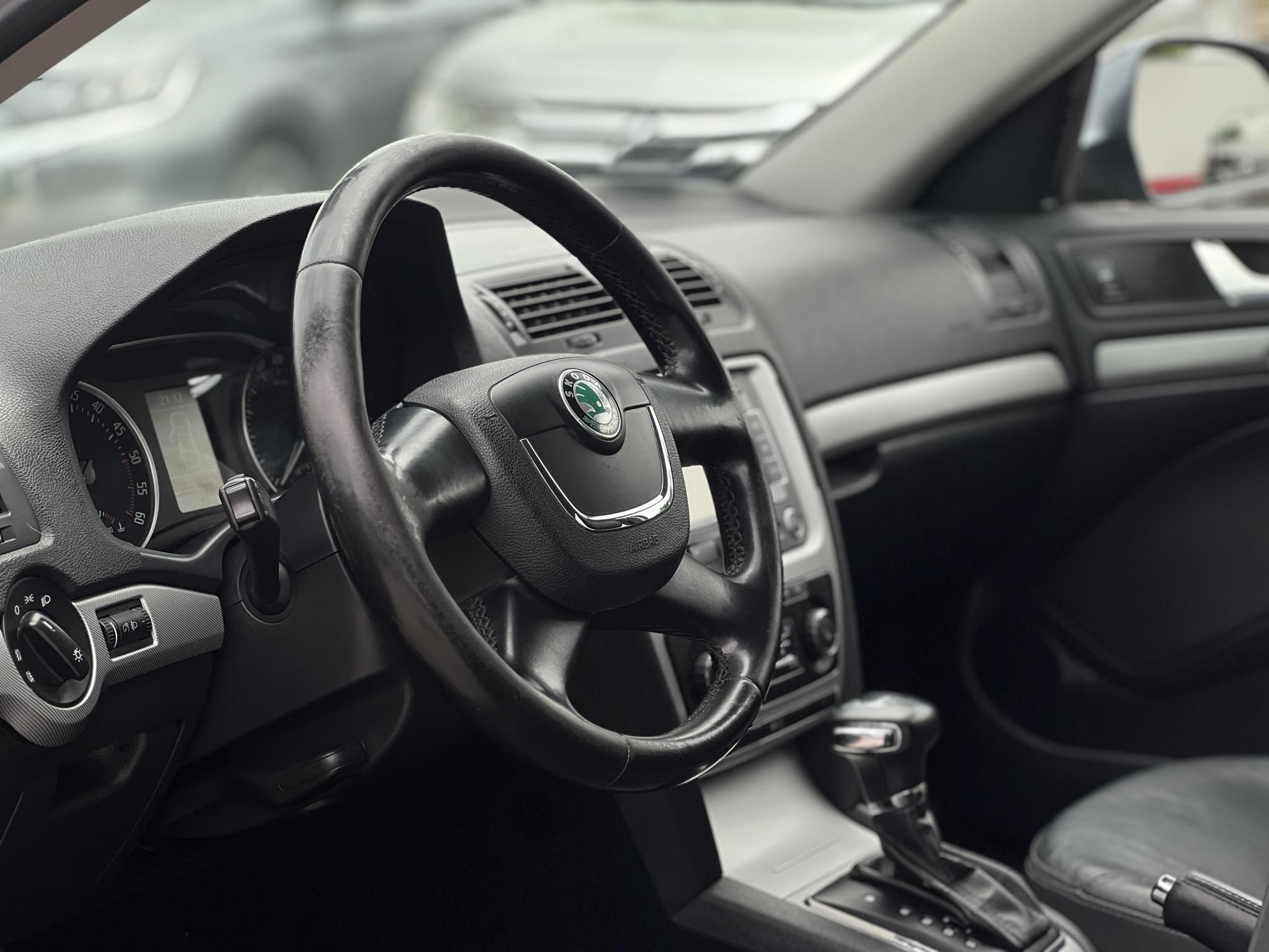 SKODA OCTAVIA Combi 2.0 TDI Ambiente DSG Tempomat Ülésfűtés Bluetooth Navigáció!