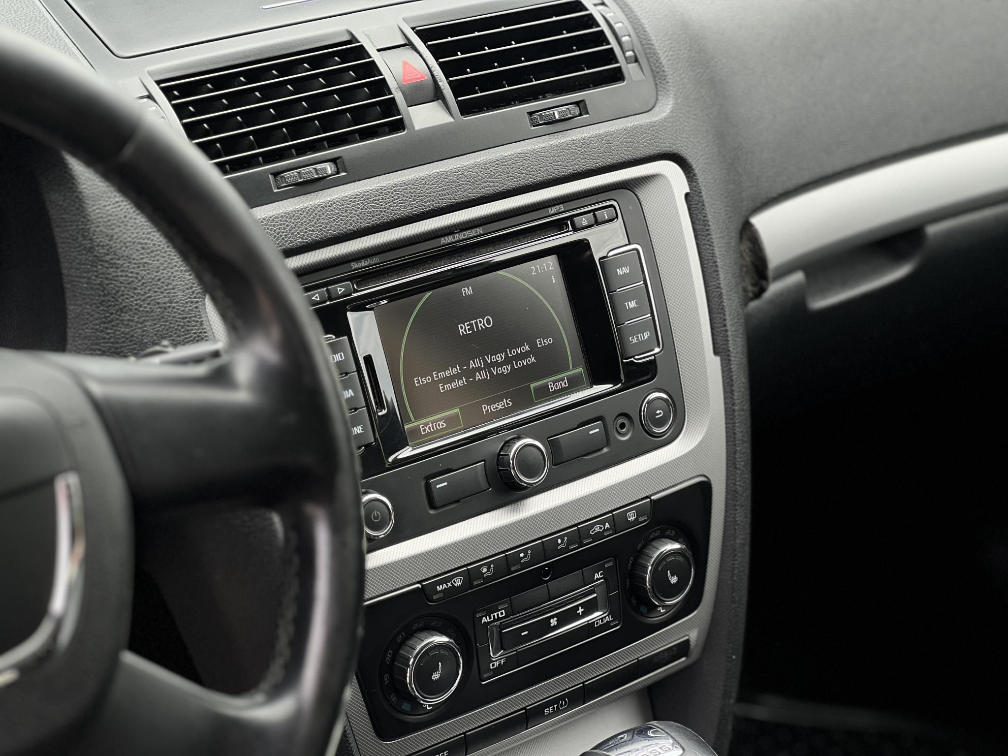 SKODA OCTAVIA Combi 2.0 TDI Ambiente DSG Tempomat Ülésfűtés Bluetooth Navigáció!