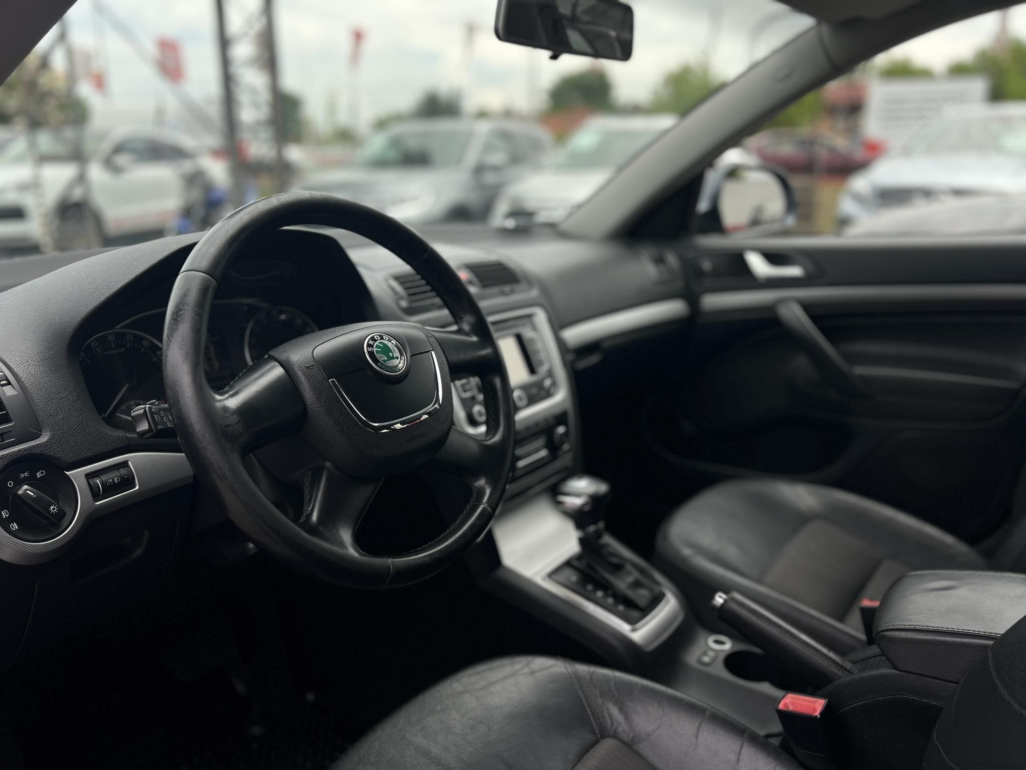 SKODA OCTAVIA Combi 2.0 TDI Ambiente DSG Tempomat Ülésfűtés Bluetooth Navigáció!