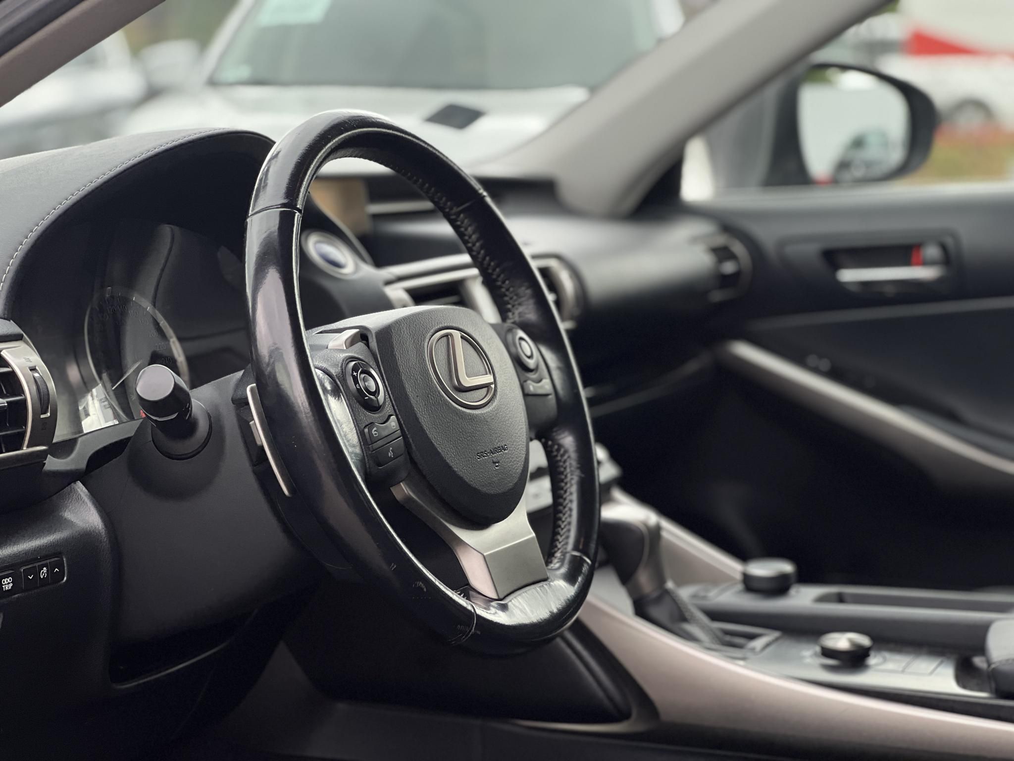 LEXUS IS 300h Comfort Leather&Navigation (Automata) Hybrid garancia Márkaszervizelt! Gyári fényezés. Téli-nyári gumi garnitúra!
