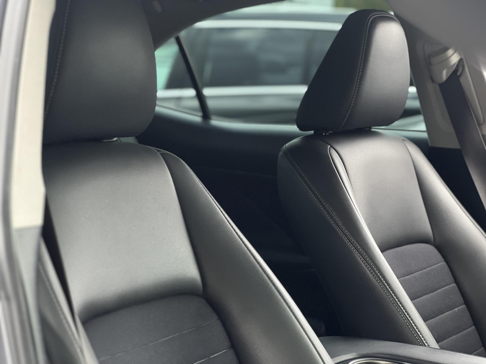 LEXUS IS 300h Comfort Leather&Navigation (Automata) Hybrid garancia Márkaszervizelt! Gyári fényezés. Téli-nyári gumi garnitúra!
