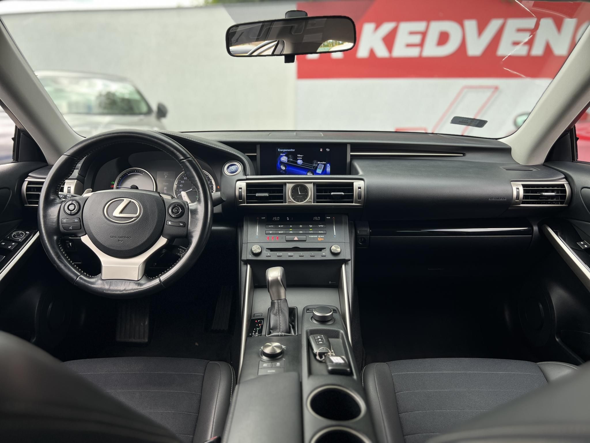 LEXUS IS 300h Comfort Leather&Navigation (Automata) Hybrid garancia Márkaszervizelt! Gyári fényezés. Téli-nyári gumi garnitúra!