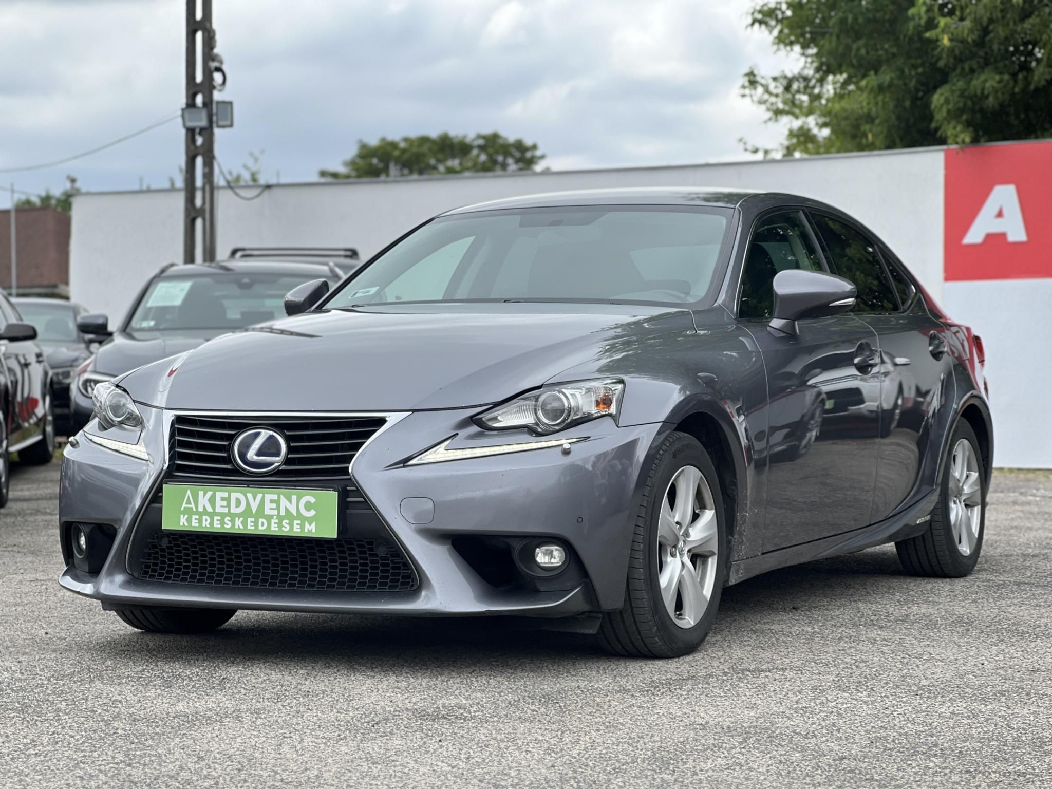 LEXUS IS 300h Comfort Leather&Navigation (Automata) Hybrid garancia Márkaszervizelt! Gyári fényezés. Téli-nyári gumi garnitúra!