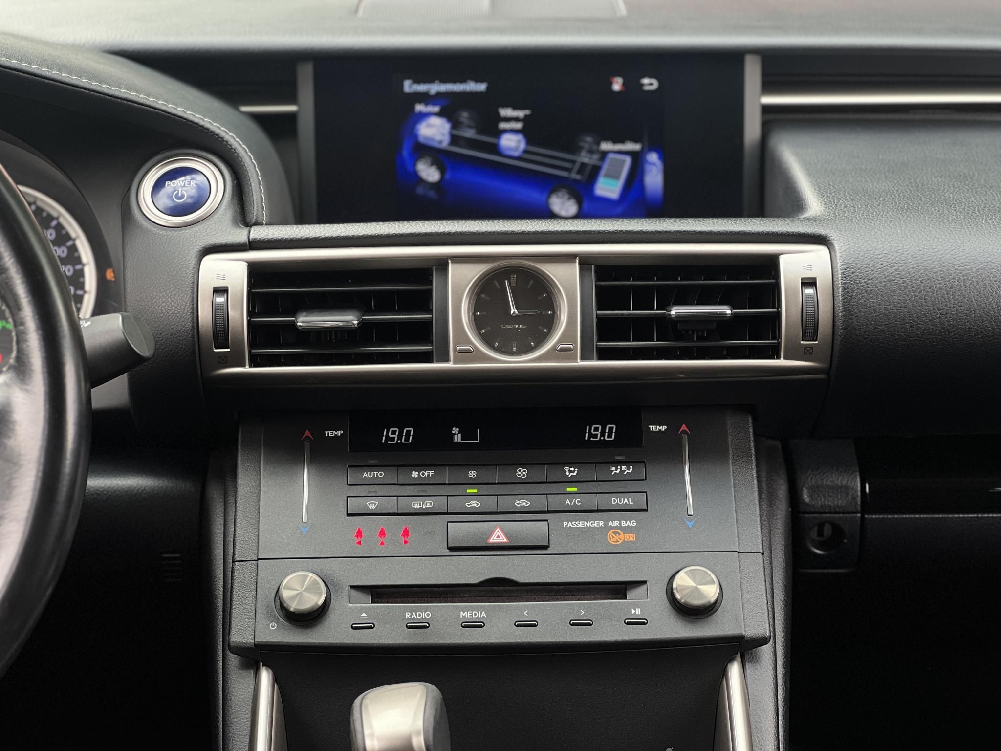 LEXUS IS 300h Comfort Leather&Navigation (Automata) Hybrid garancia Márkaszervizelt! Gyári fényezés. Téli-nyári gumi garnitúra!