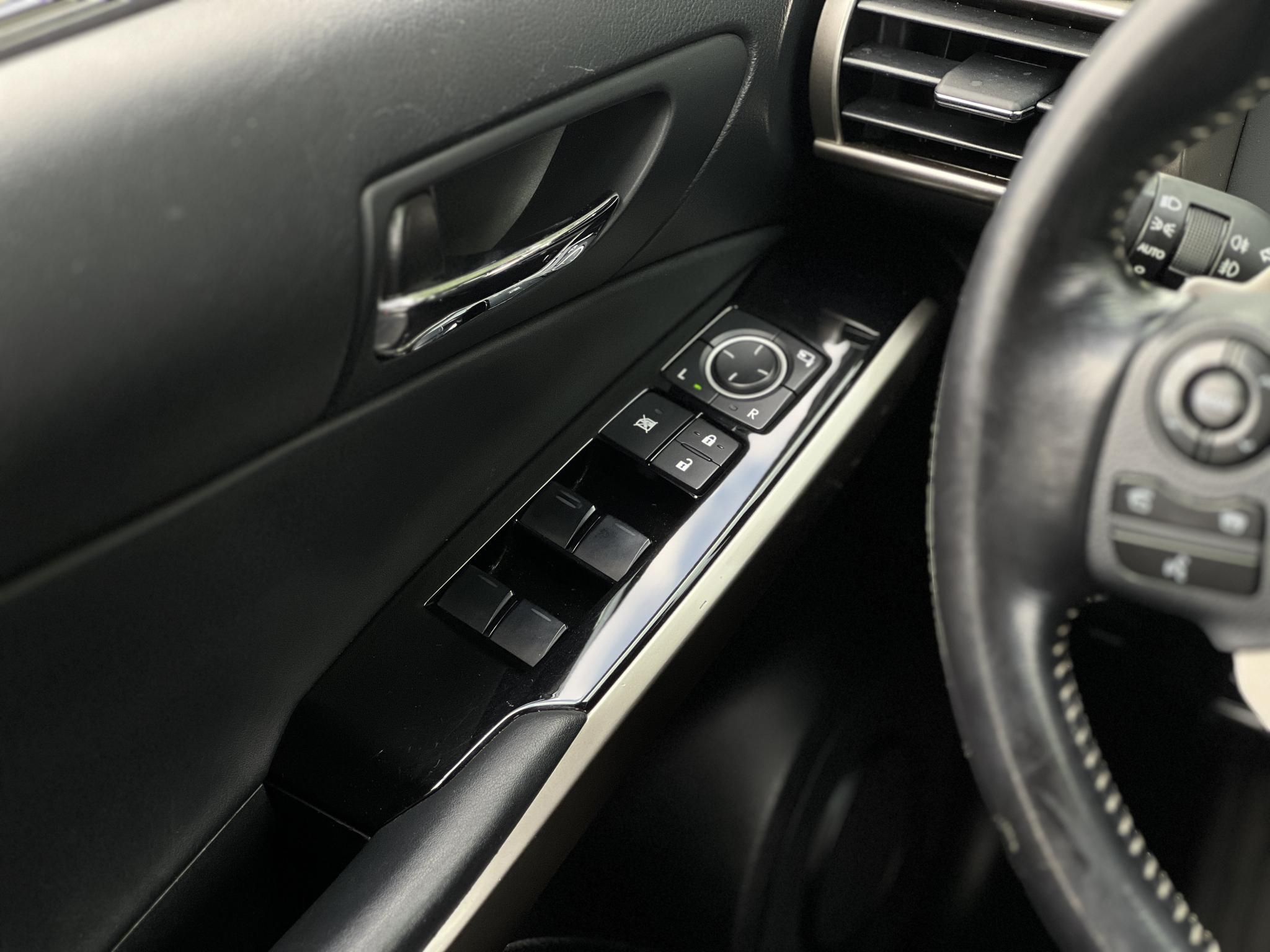 LEXUS IS 300h Comfort Leather&Navigation (Automata) Hybrid garancia Márkaszervizelt! Gyári fényezés. Téli-nyári gumi garnitúra!