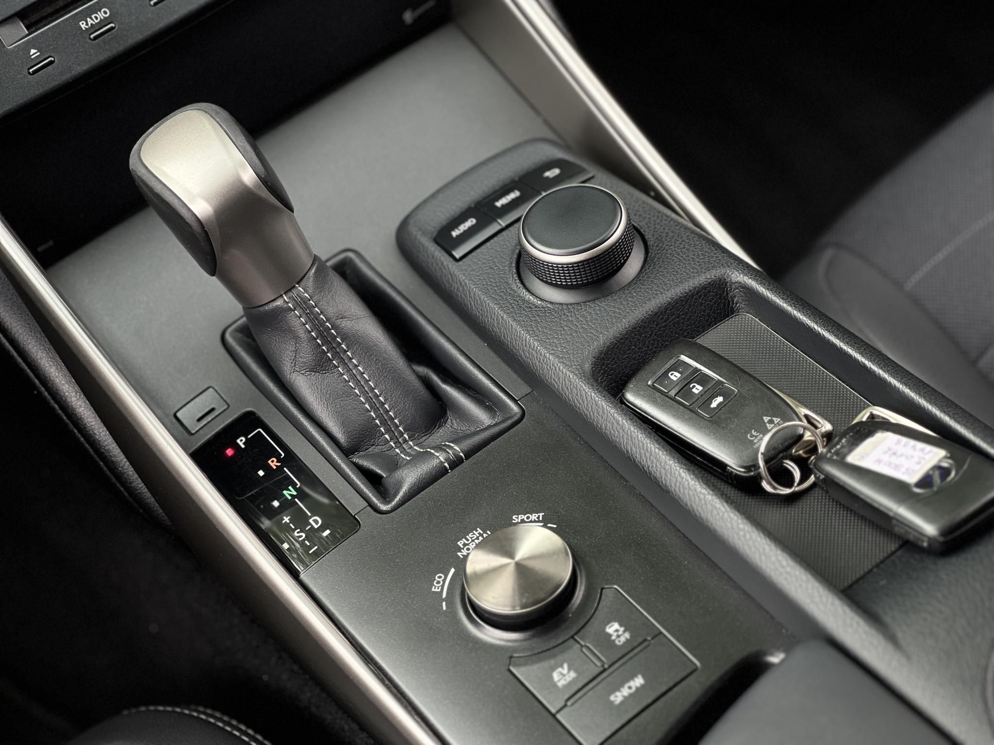 LEXUS IS 300h Comfort Leather&Navigation (Automata) Hybrid garancia Márkaszervizelt! Gyári fényezés. Téli-nyári gumi garnitúra!