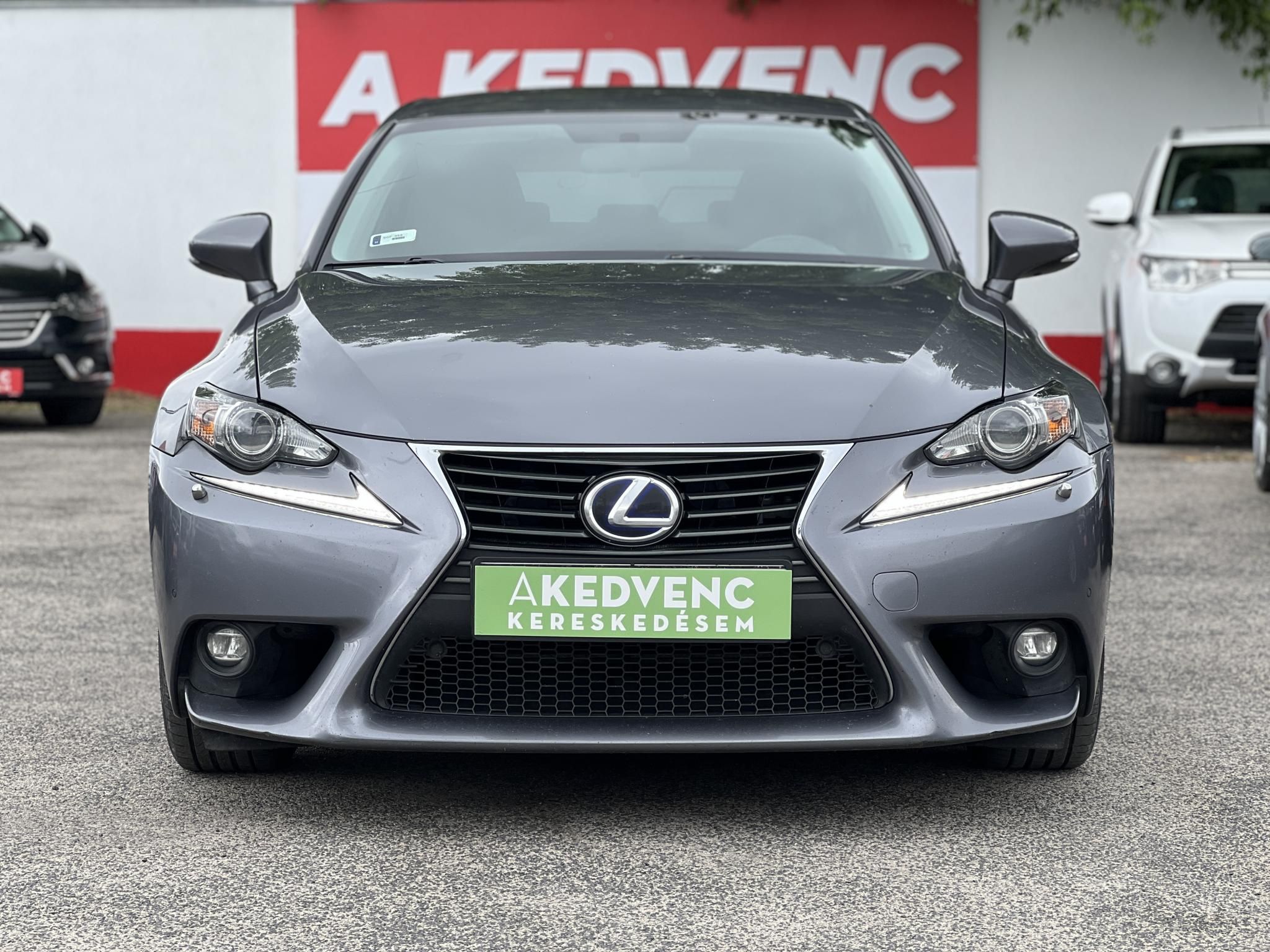 LEXUS IS 300h Comfort Leather&Navigation (Automata) Hybrid garancia Márkaszervizelt! Gyári fényezés. Téli-nyári gumi garnitúra!
