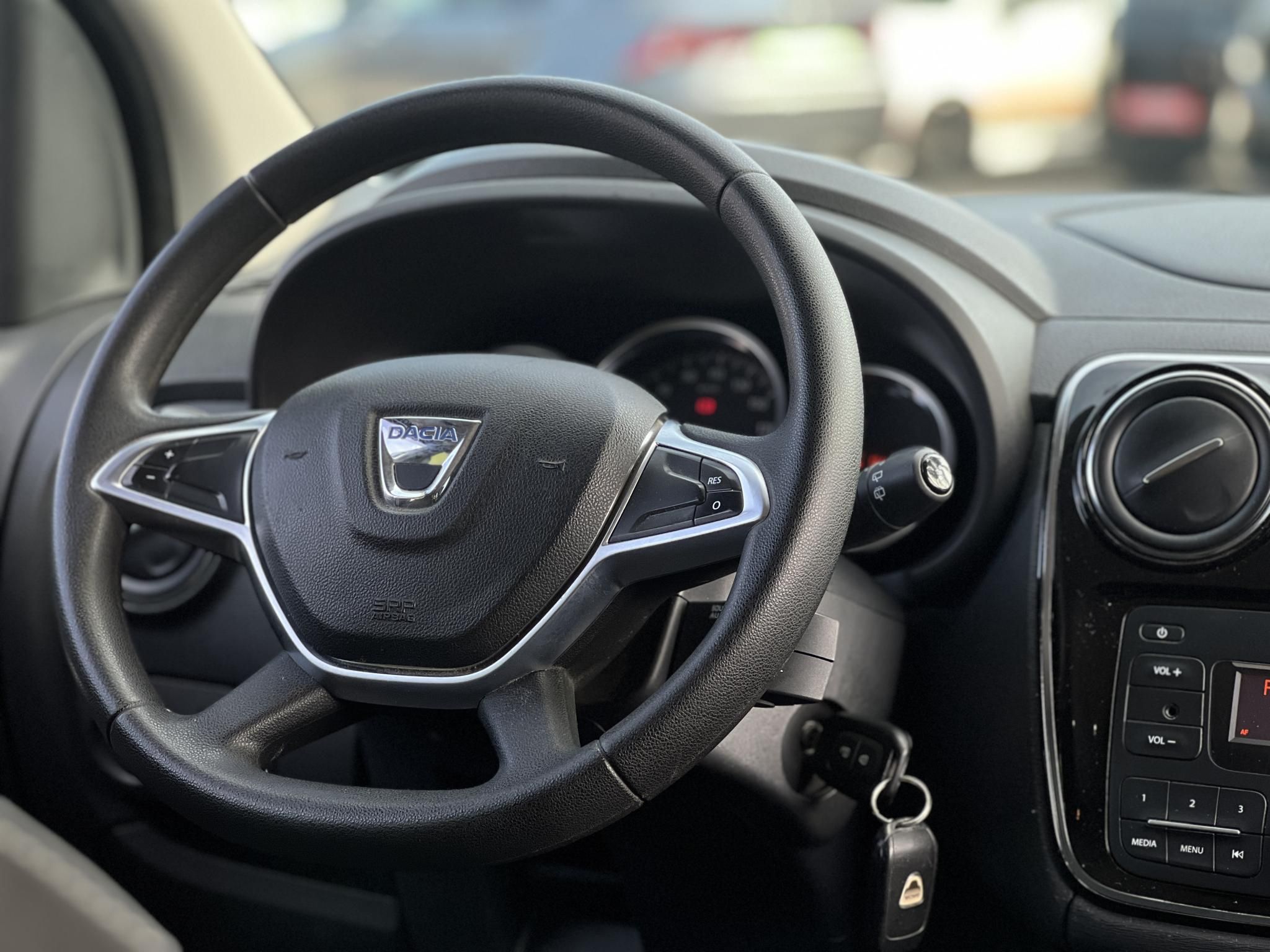 DACIA LODGY 1.6 SCe Ambiance (7 személyes ) Magyarországi. Gyári fényezés. Végig vezetett szervizkönyv!