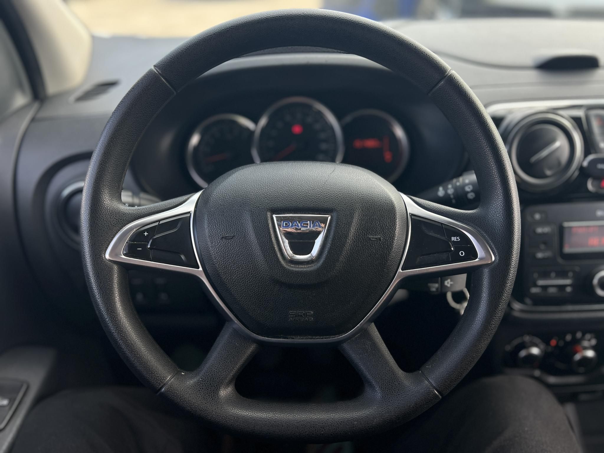 DACIA LODGY 1.6 SCe Ambiance (7 személyes ) Magyarországi. Gyári fényezés. Végig vezetett szervizkönyv!