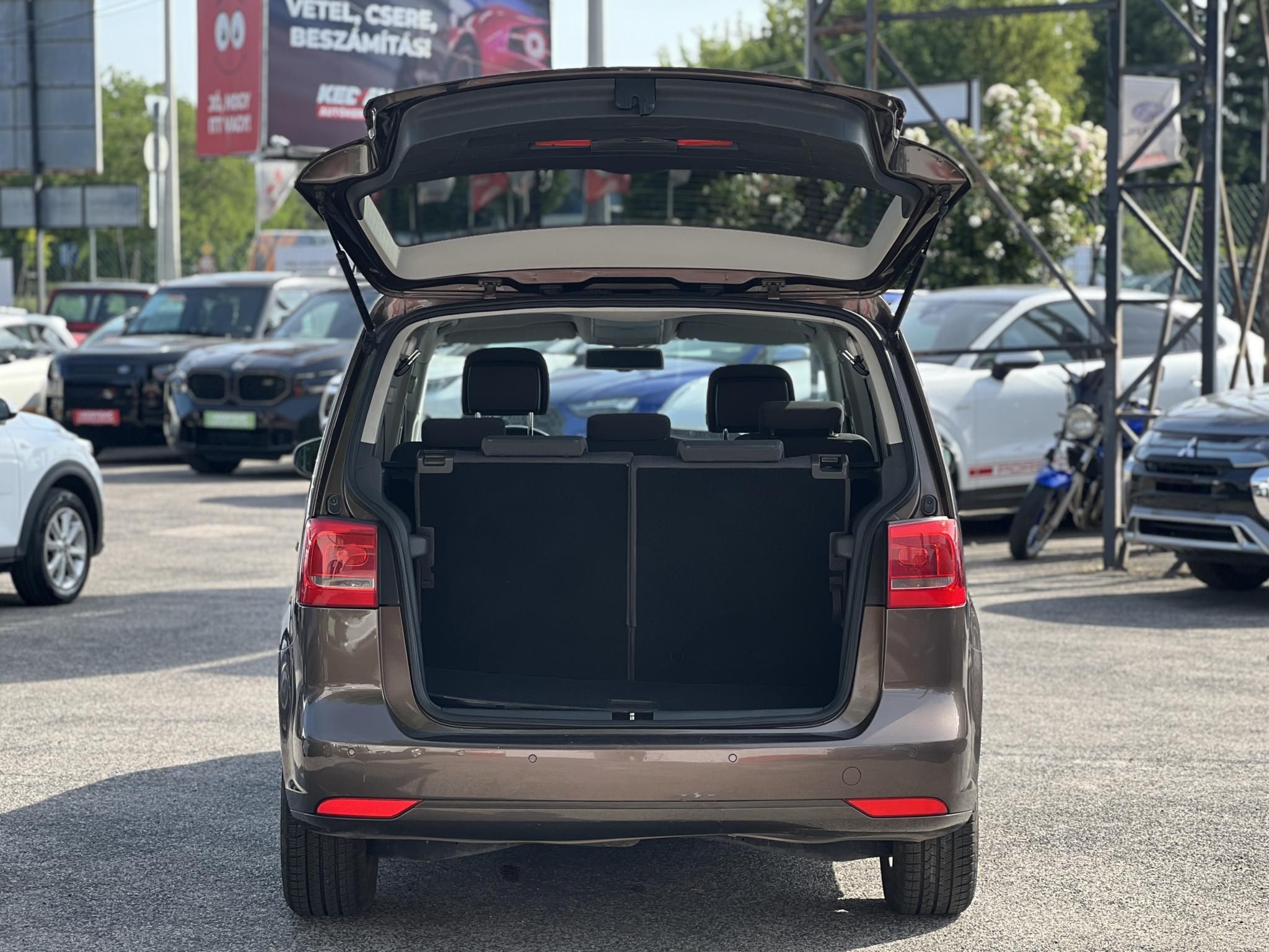 VOLKSWAGEN TOURAN 1.6 CR TDI Comfortline [7 személy] Vezérlés cserélve. 4 évszakos gumik!