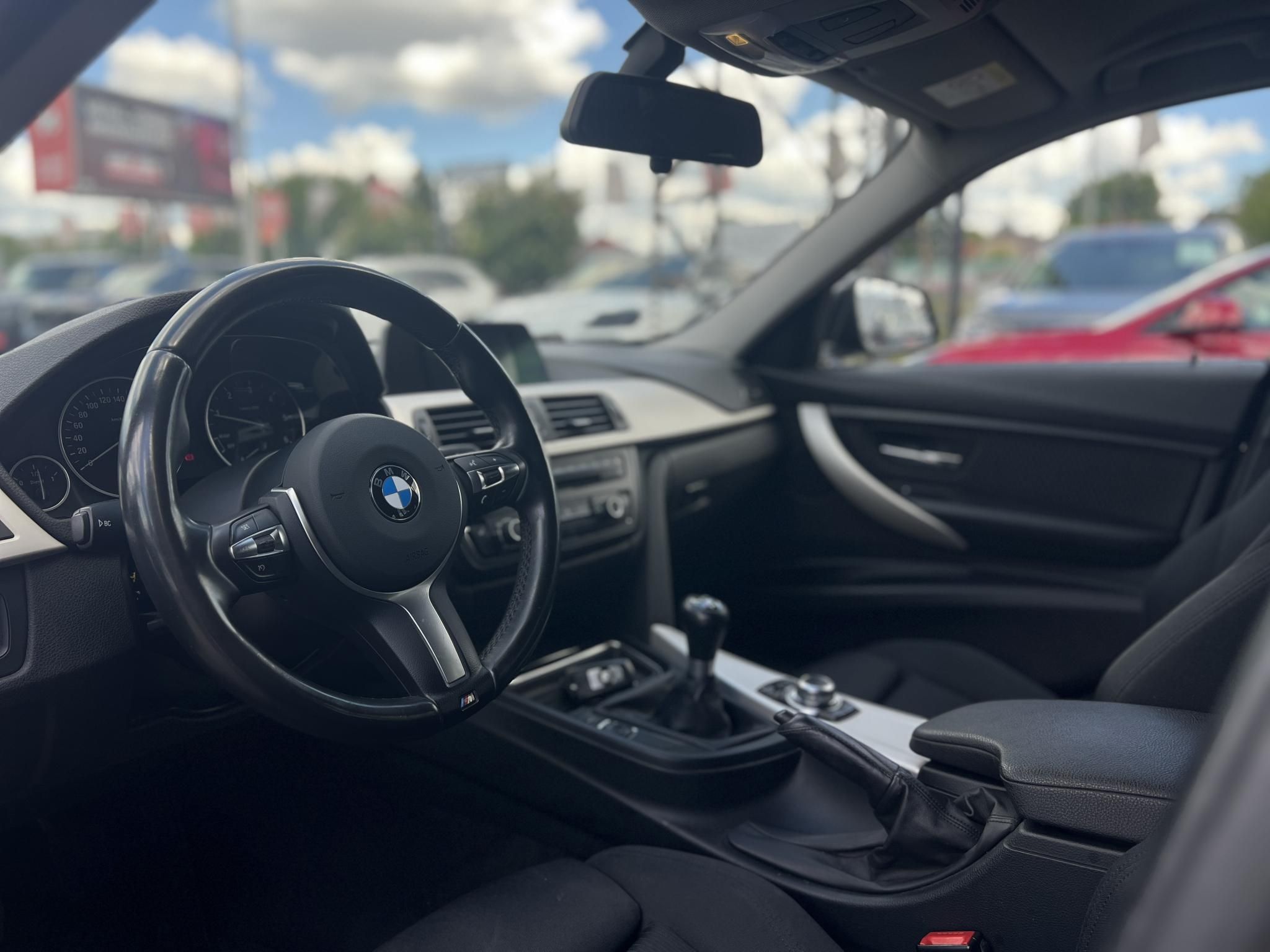 BMW 318d 156e km. ülésfűtés. navigáció. bluetooth. tolatóradar. keyless. 2 gyári kulcs!