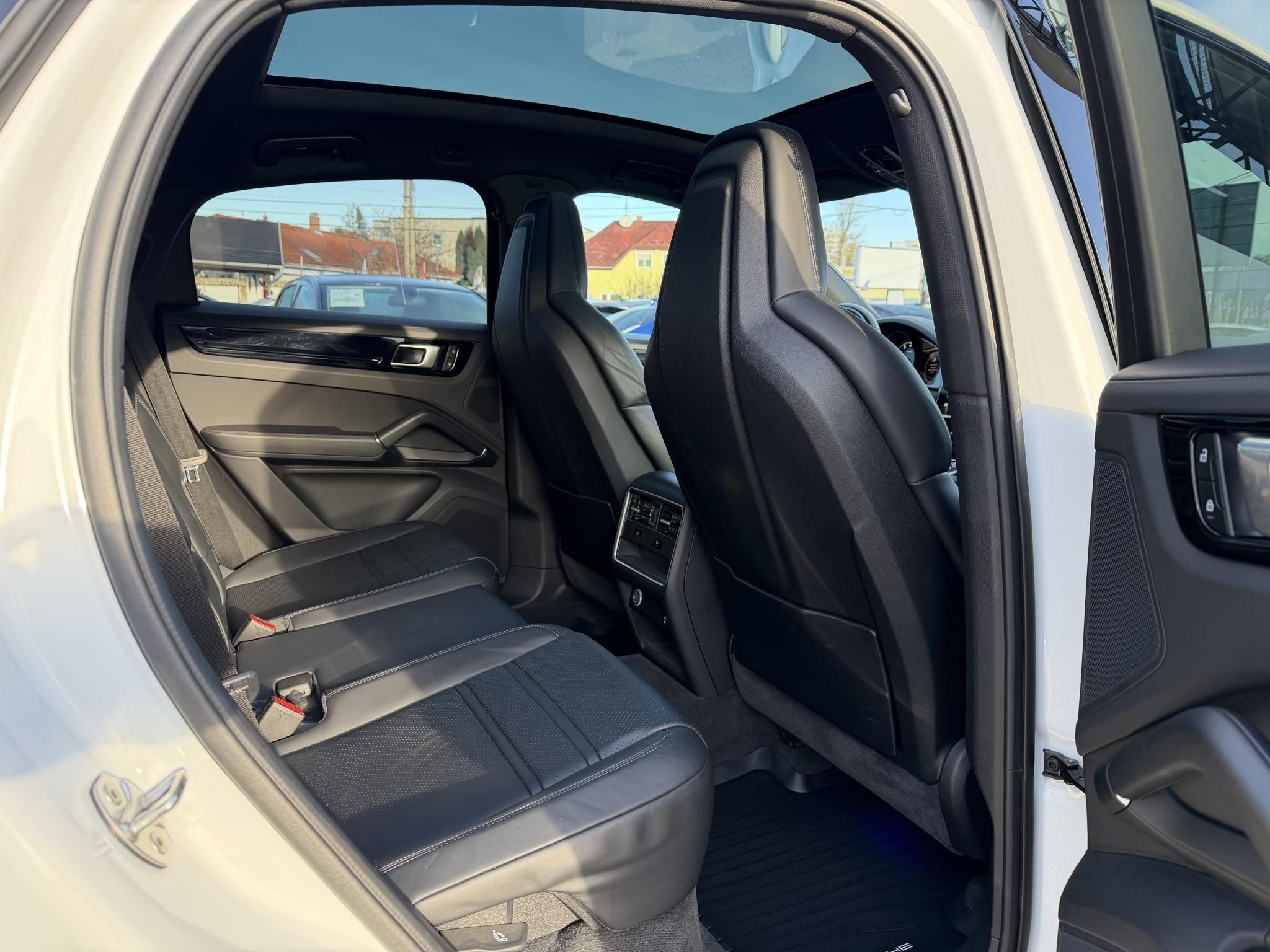 PORSCHE CAYENNE Coupé E-Hybrid Tiptronic ic 48e km. Sérülésmentes. 2027.12-ig zöld rendszám