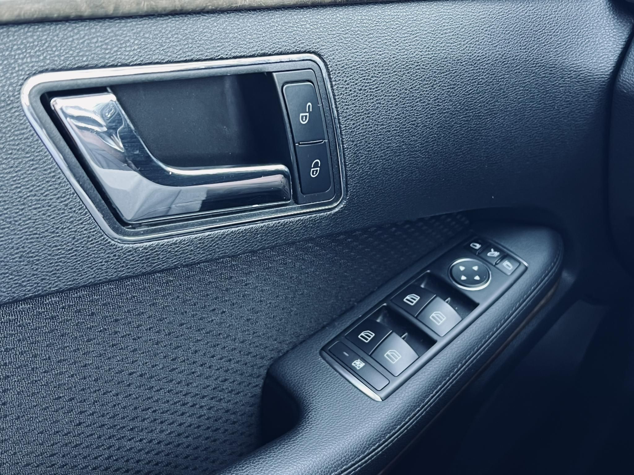 MERCEDES-BENZ E 200 CGI BlueEFFICIENCY Elegance (Automata) Gyári fényezés. Dokumentált előélet. Garantált 149e km!