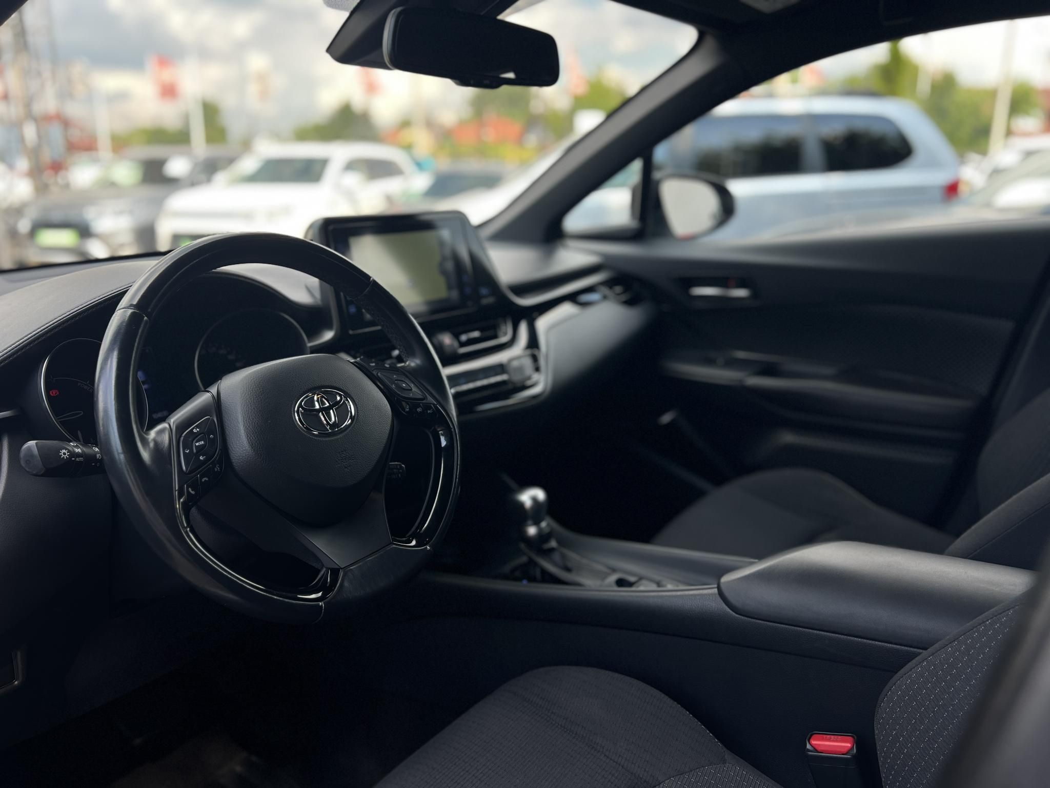 TOYOTA C-HR 1.8 Hybrid Dynamic e-CVT 104e km. LED. sávtartó. tempomat. kamera. márkaszervizelt előélet!