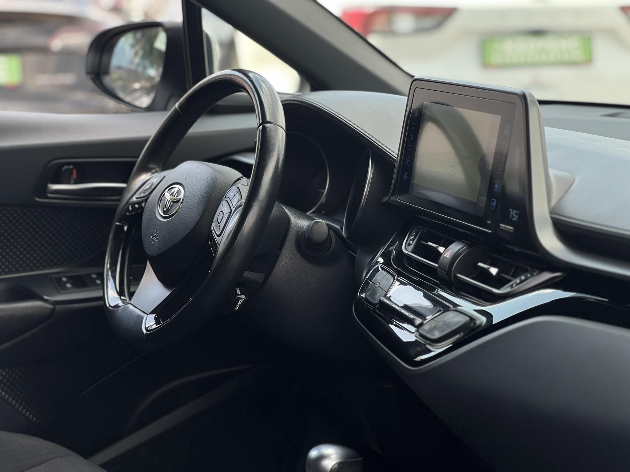 TOYOTA C-HR 1.8 Hybrid Dynamic e-CVT 104e km. LED. sávtartó. tempomat. kamera. márkaszervizelt előélet!
