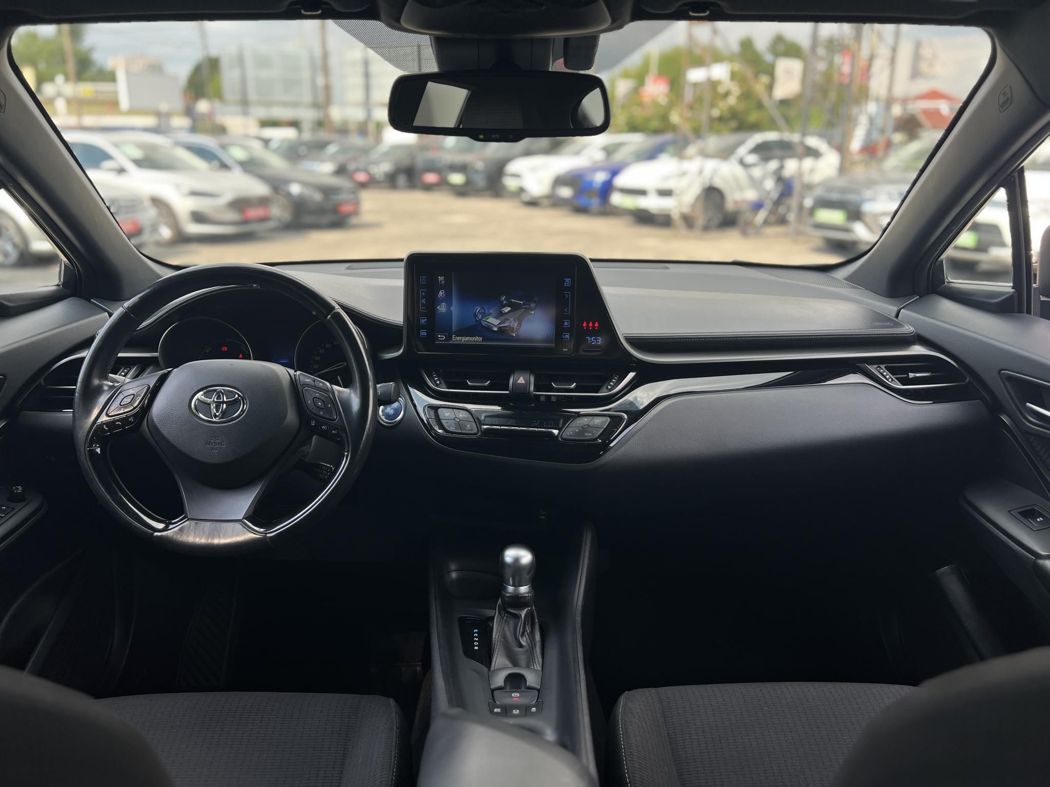 TOYOTA C-HR 1.8 Hybrid Dynamic e-CVT 104e km. LED. sávtartó. tempomat. kamera. márkaszervizelt előélet!
