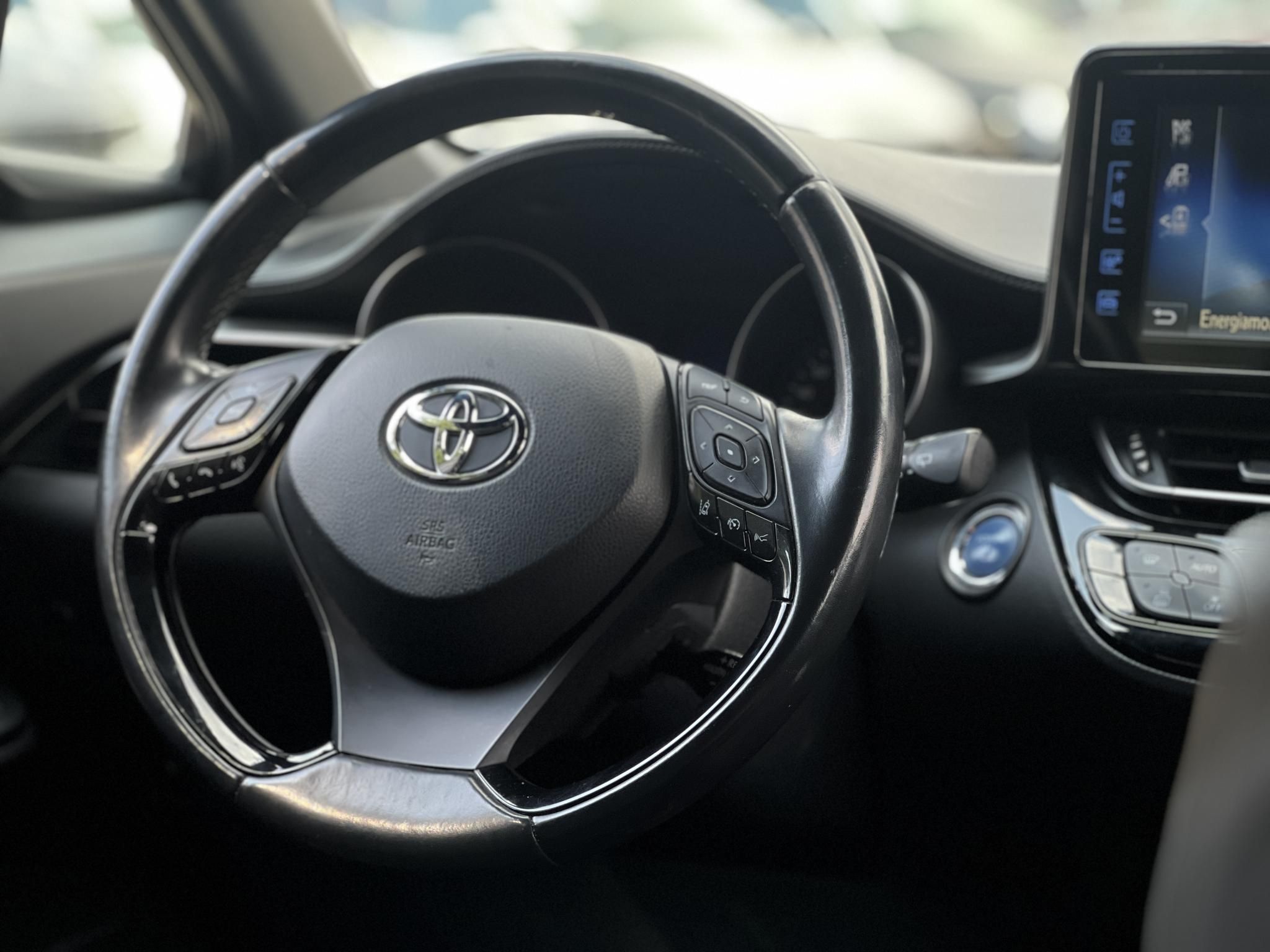 TOYOTA C-HR 1.8 Hybrid Dynamic e-CVT 104e km. LED. sávtartó. tempomat. kamera. márkaszervizelt előélet!