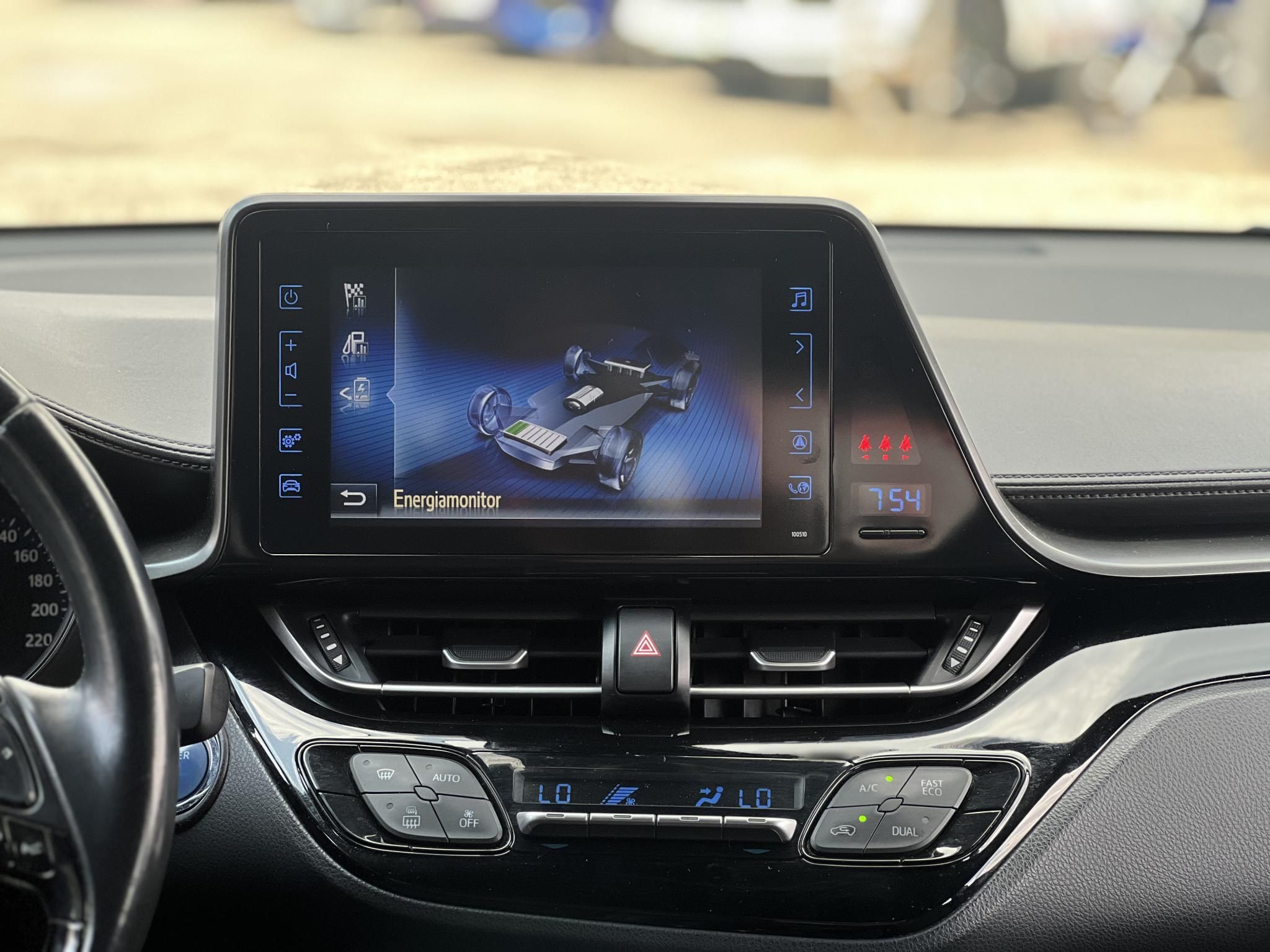 TOYOTA C-HR 1.8 Hybrid Dynamic e-CVT 104e km. LED. sávtartó. tempomat. kamera. márkaszervizelt előélet!