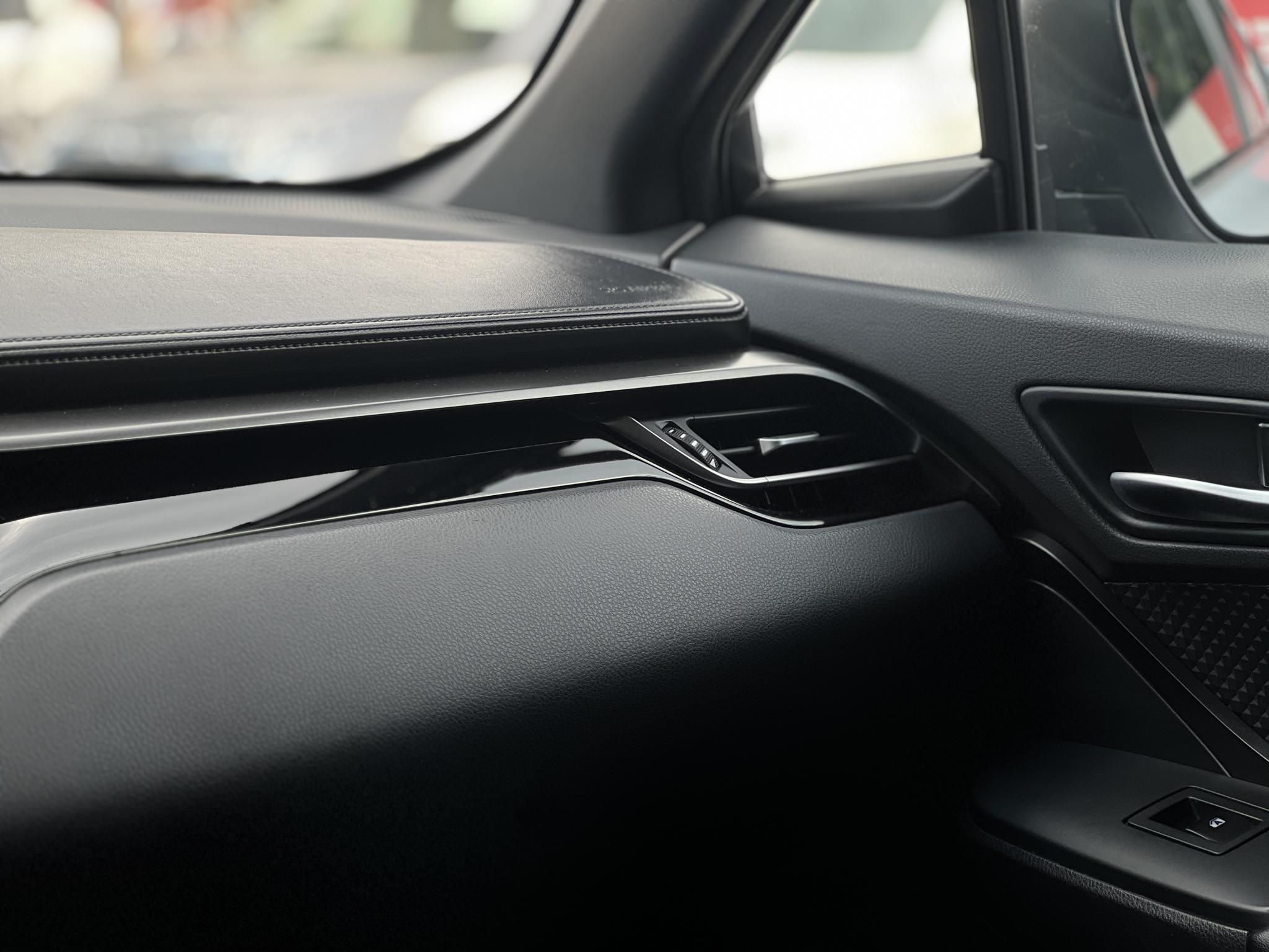 TOYOTA C-HR 1.8 Hybrid Dynamic e-CVT 104e km. LED. sávtartó. tempomat. kamera. márkaszervizelt előélet!