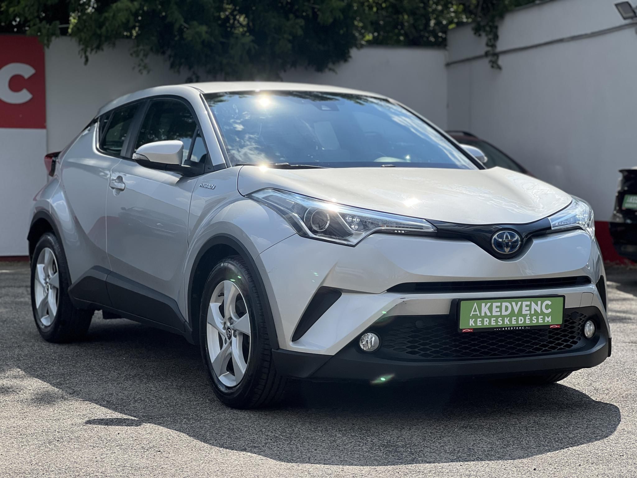 TOYOTA C-HR 1.8 Hybrid Dynamic e-CVT 104e km. LED. sávtartó. tempomat. kamera. márkaszervizelt előélet!