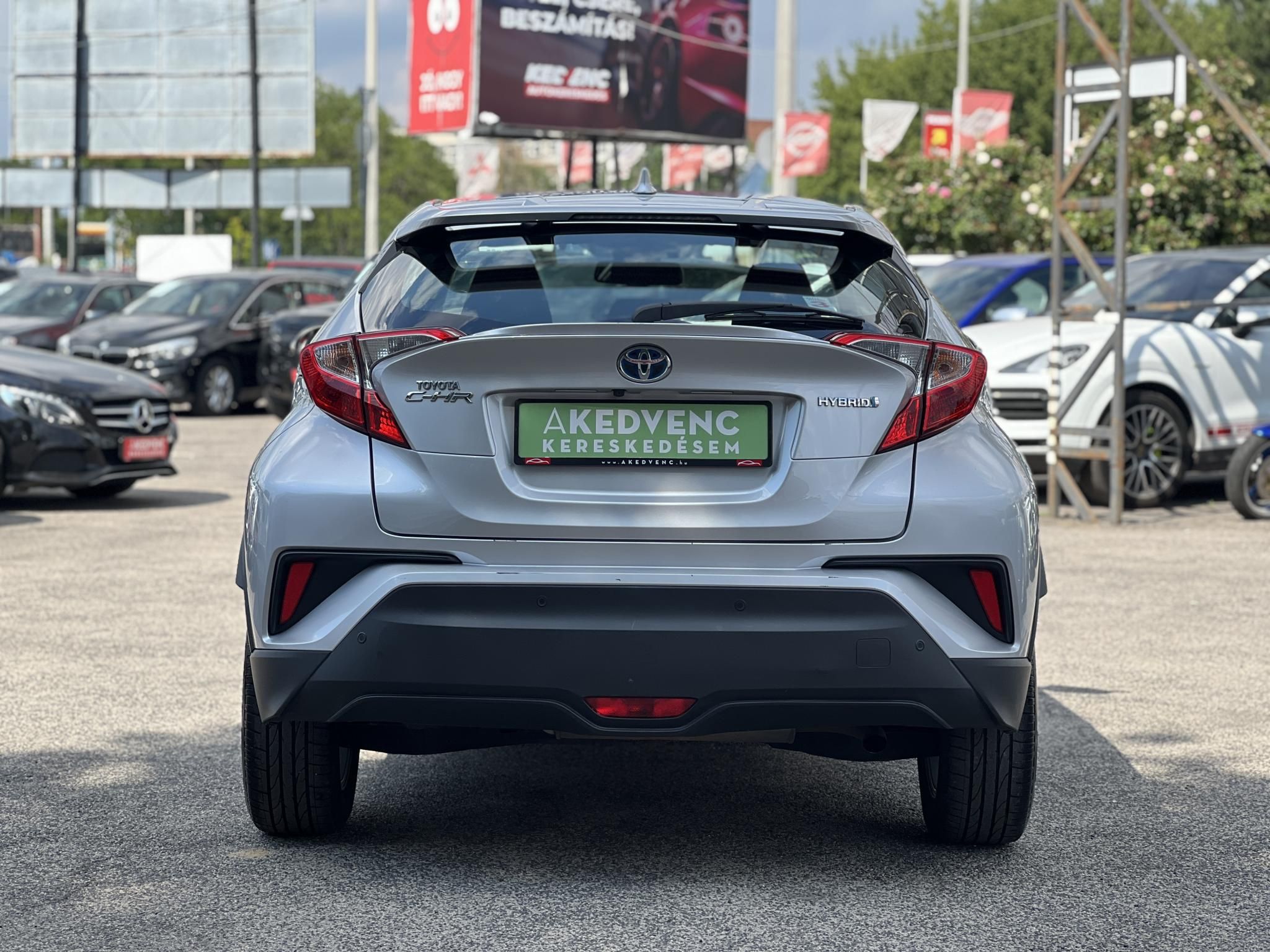 TOYOTA C-HR 1.8 Hybrid Dynamic e-CVT 104e km. LED. sávtartó. tempomat. kamera. márkaszervizelt előélet!