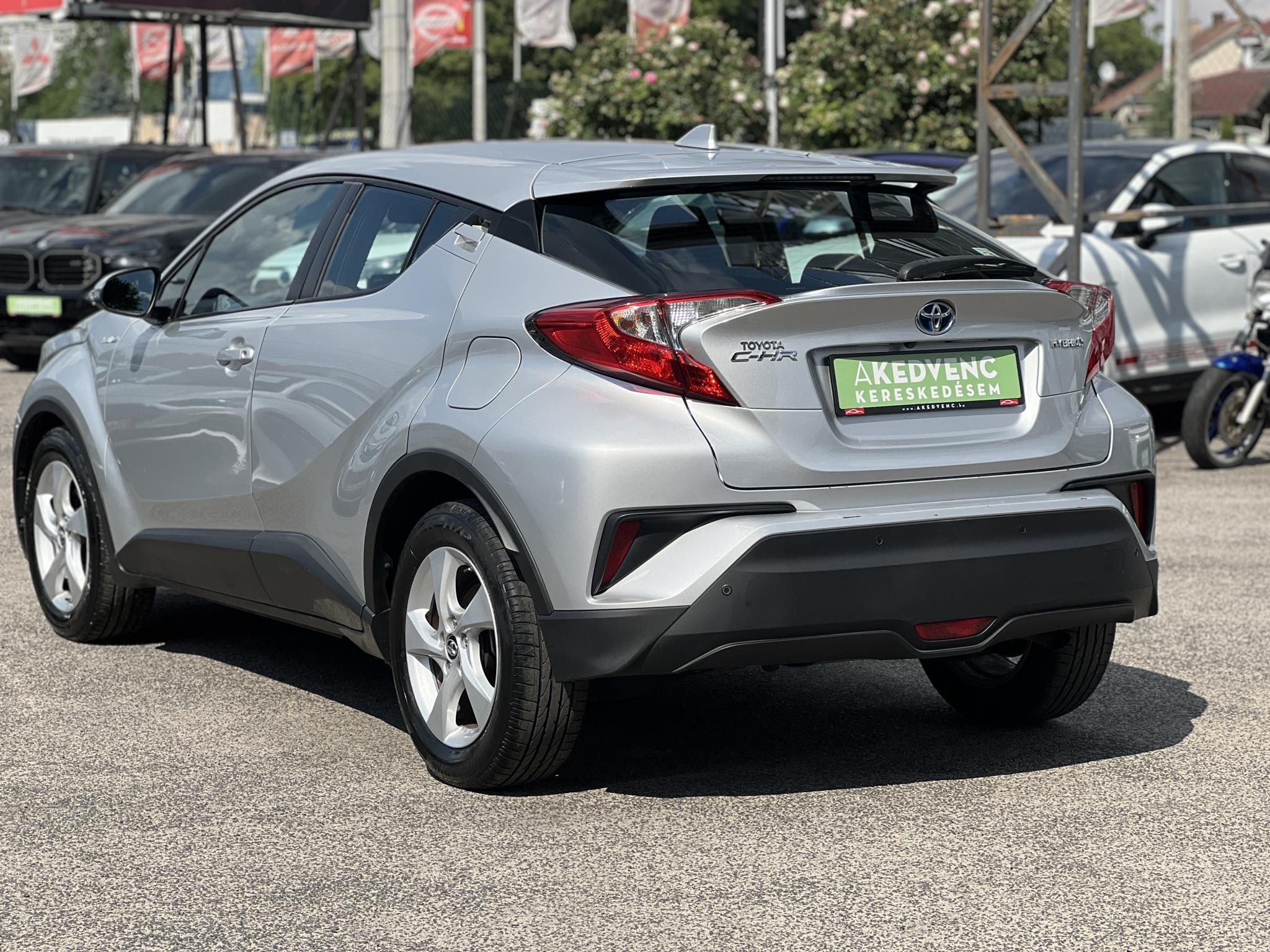 TOYOTA C-HR 1.8 Hybrid Dynamic e-CVT 104e km. LED. sávtartó. tempomat. kamera. márkaszervizelt előélet!
