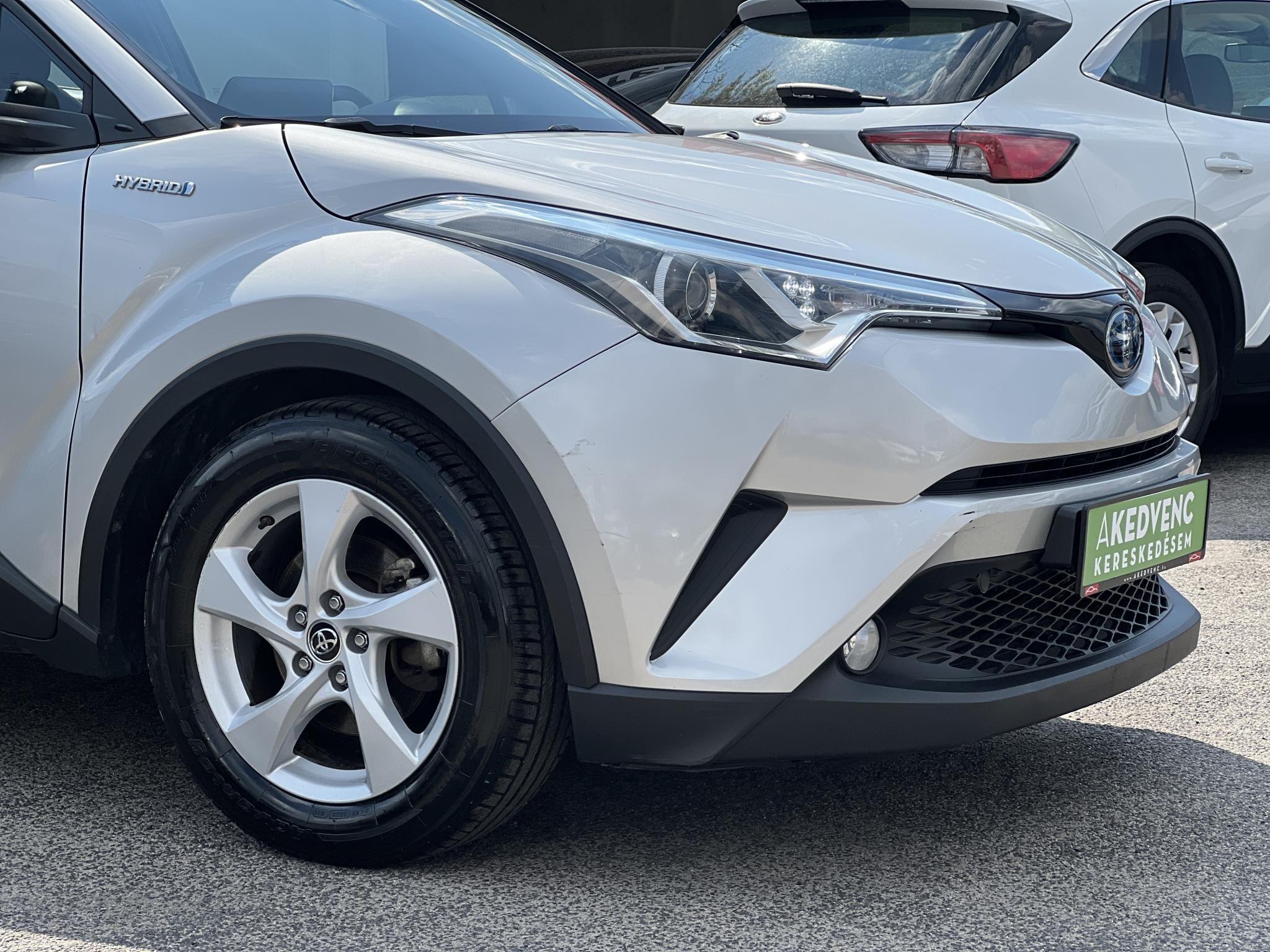TOYOTA C-HR 1.8 Hybrid Dynamic e-CVT 104e km. LED. sávtartó. tempomat. kamera. márkaszervizelt előélet!