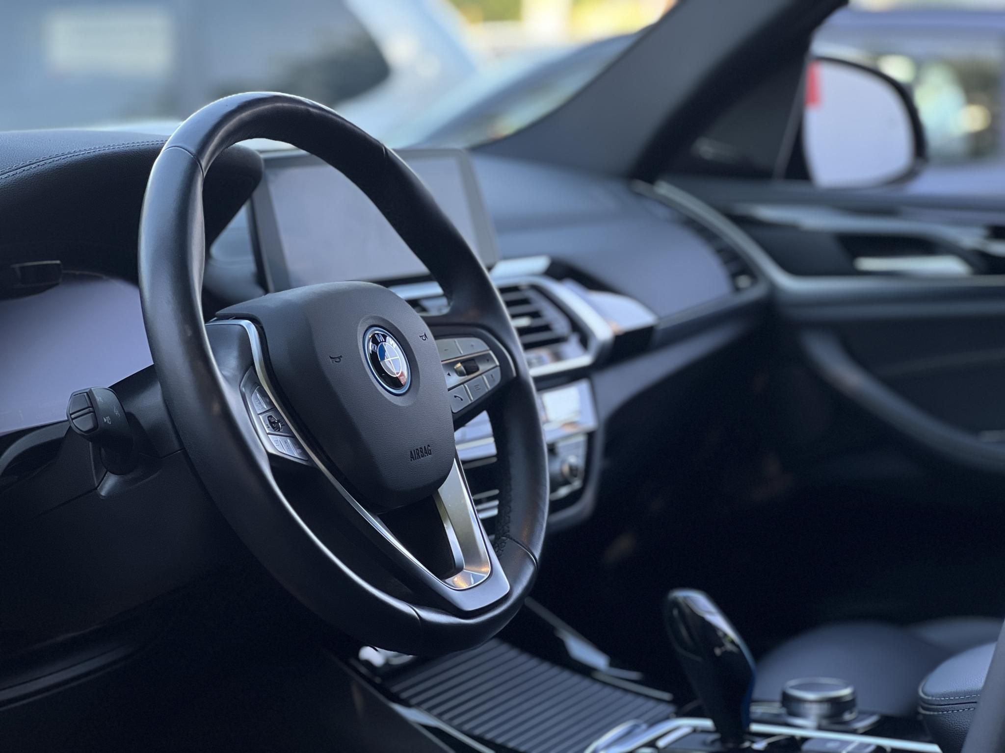 BMW IX3 Impressive sérülésmentes. dokumentált előélet. harman/kardon. panoráma. memória. HUD