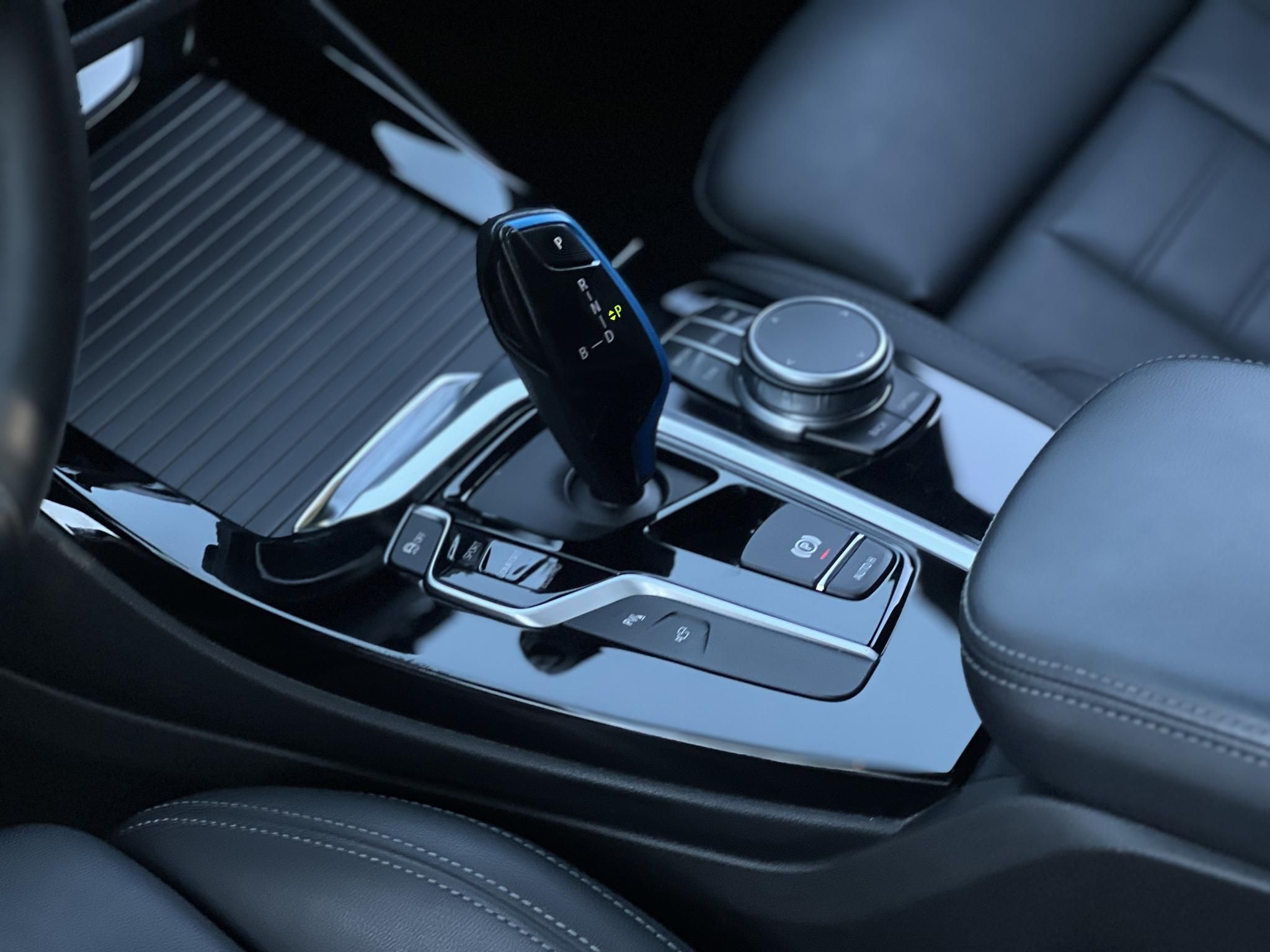 BMW IX3 Impressive sérülésmentes. dokumentált előélet. harman/kardon. panoráma. memória. HUD