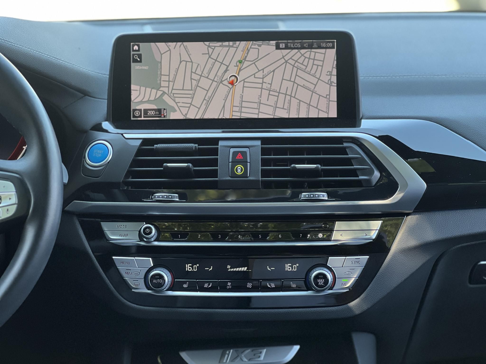 BMW IX3 Impressive sérülésmentes. dokumentált előélet. harman/kardon. panoráma. memória. HUD