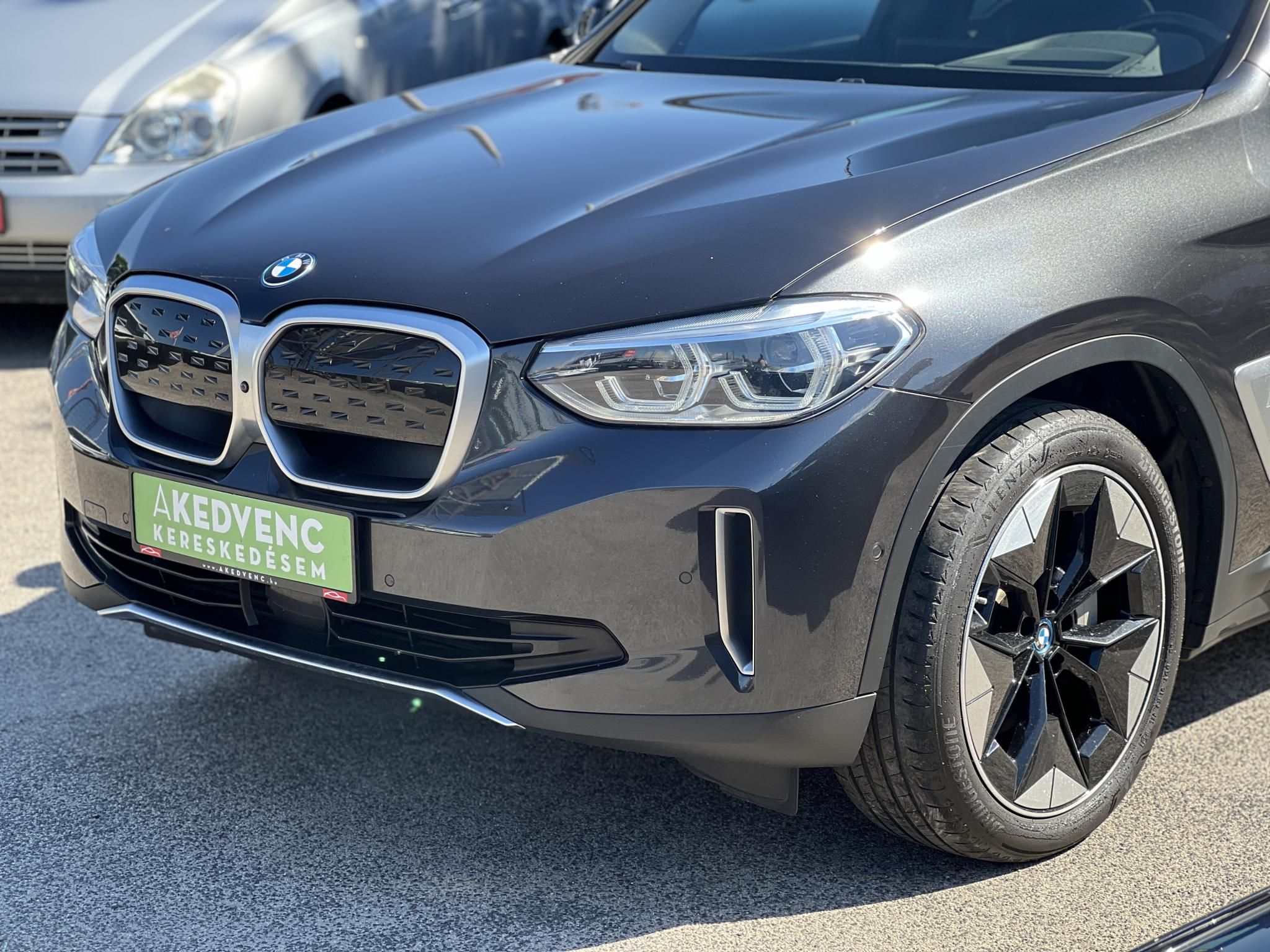 BMW IX3 Impressive sérülésmentes. dokumentált előélet. harman/kardon. panoráma. memória. HUD