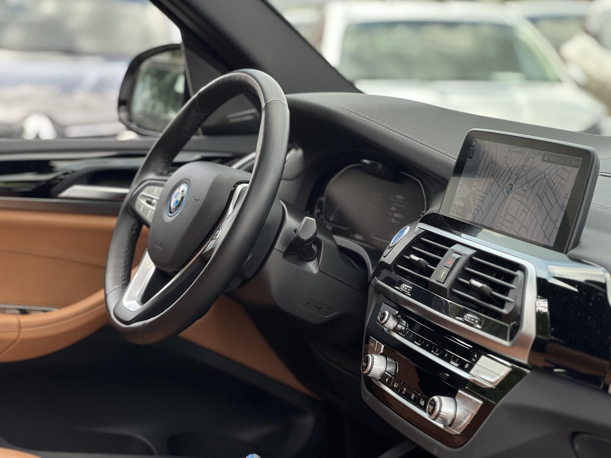 BMW IX3 73,9kWh High Executive panoráma tető. harman/kardon. memória. HUD. barna bőr belső!