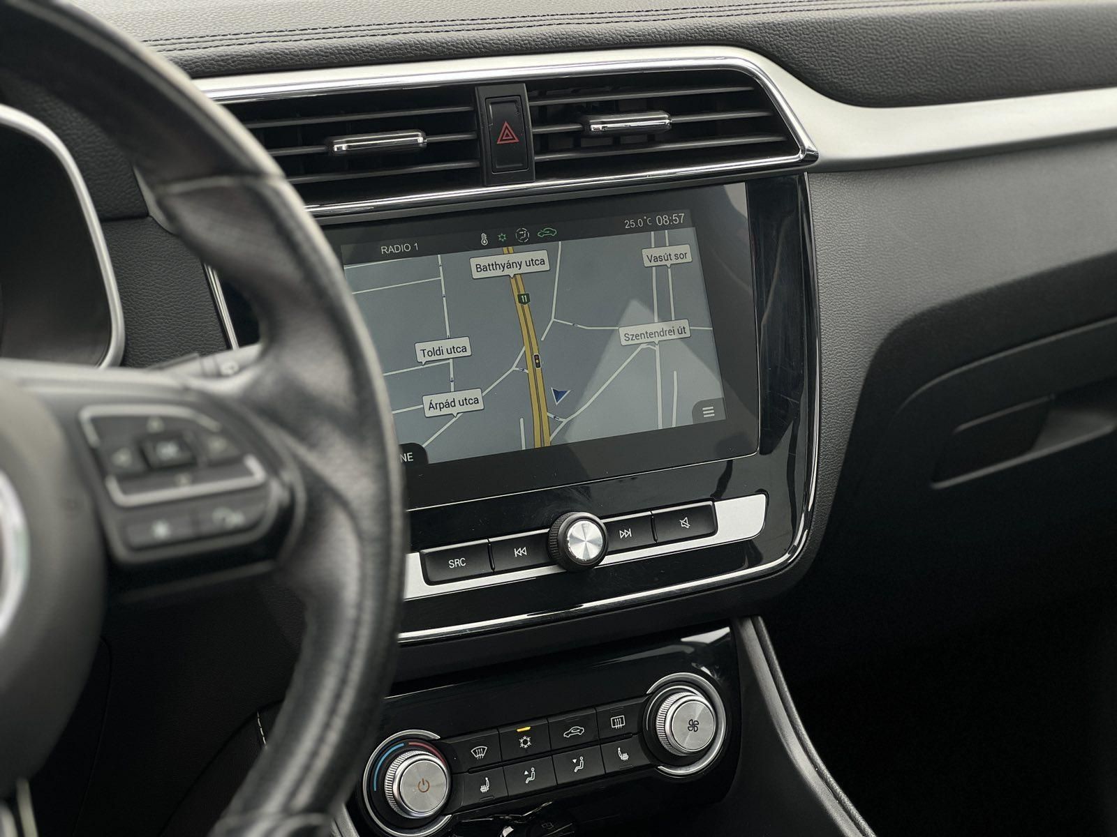 MG ZS EV Luxury. 68e km. végig vezetett márkaszerviz. Carplay. panorámatető