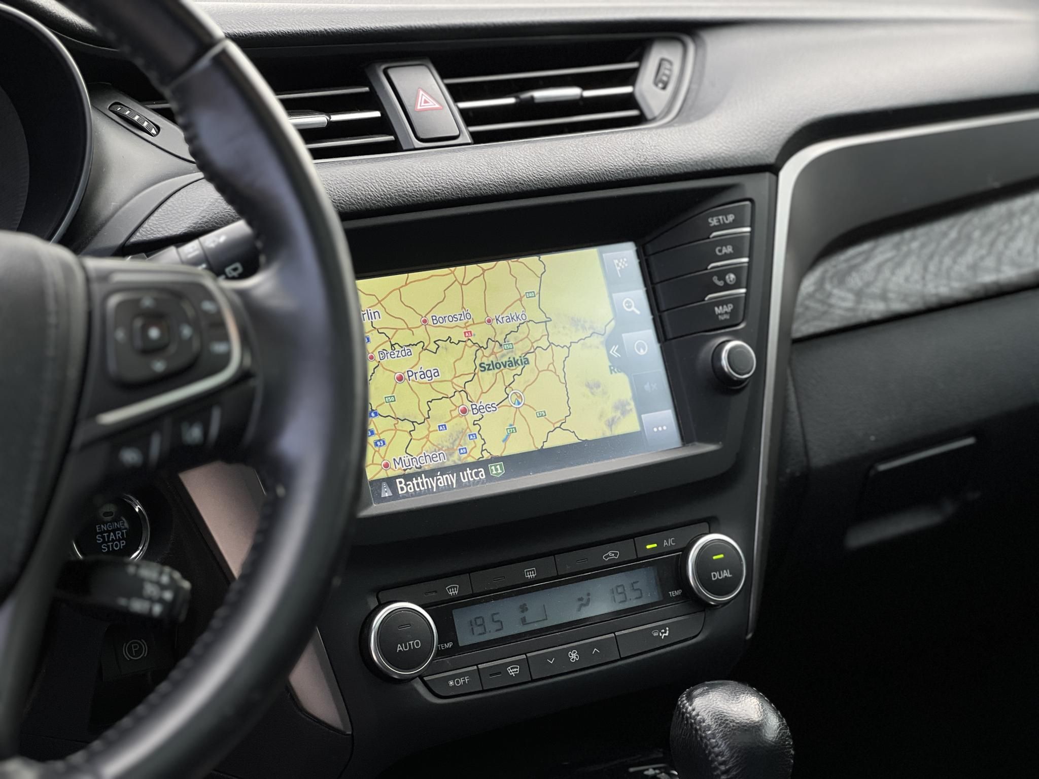 TOYOTA AVENSIS Touring Sports 2.0 D-4D Executive Magyarországi. Gyári fényezés. Végig vezetett szervizkönyv!