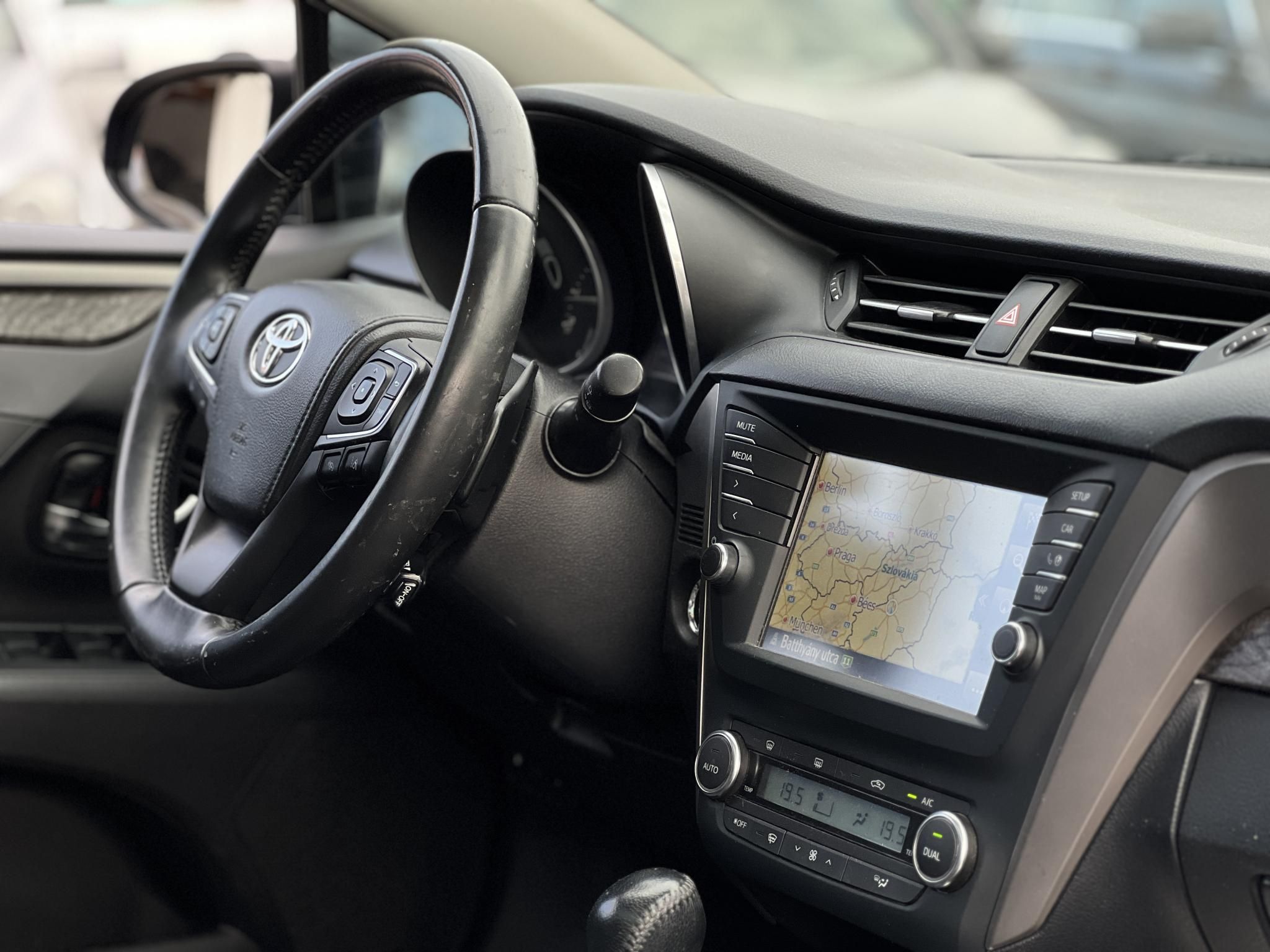TOYOTA AVENSIS Touring Sports 2.0 D-4D Executive Magyarországi. Gyári fényezés. Végig vezetett szervizkönyv!