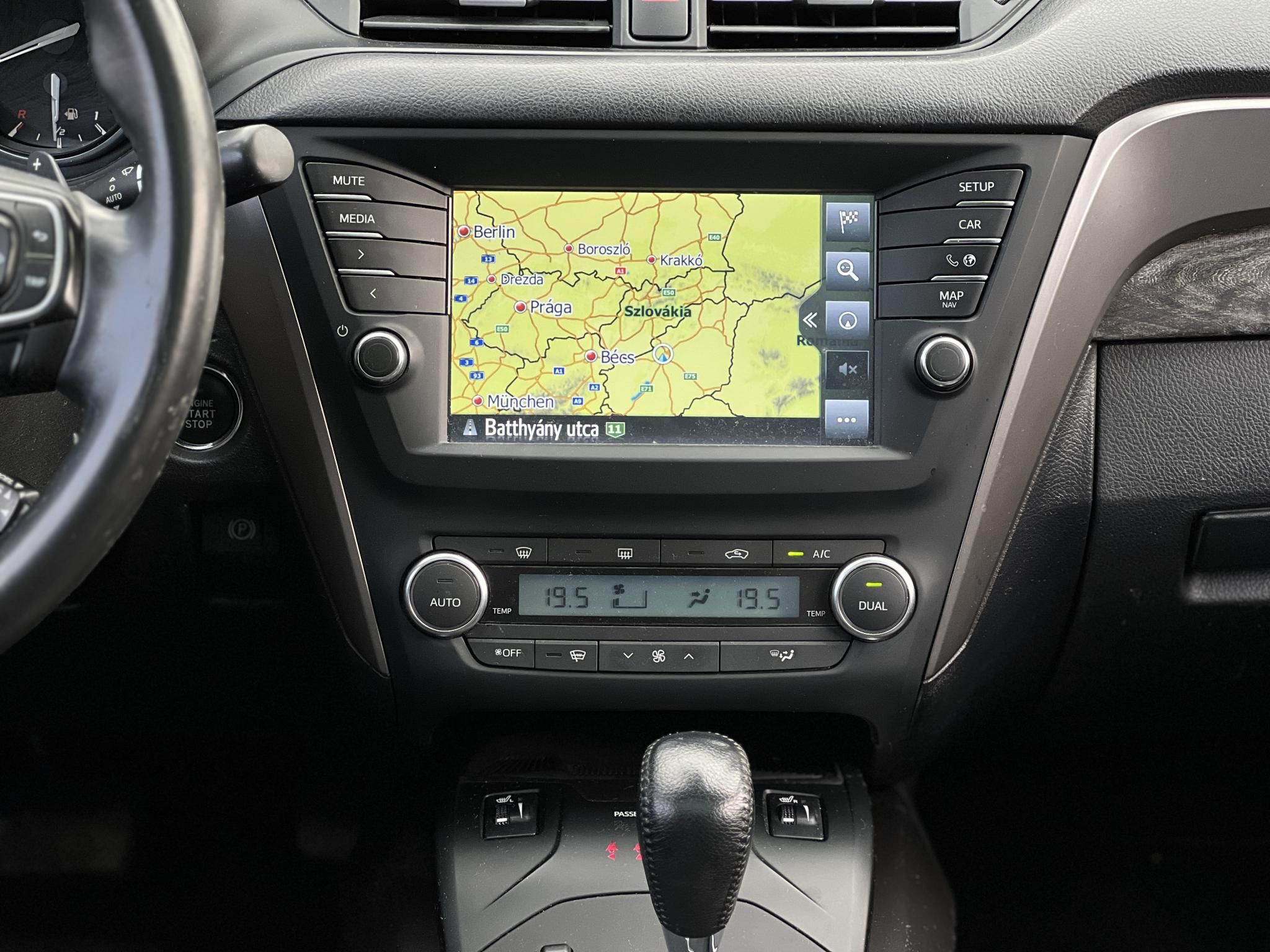 TOYOTA AVENSIS Touring Sports 2.0 D-4D Executive Magyarországi. Gyári fényezés. Végig vezetett szervizkönyv!