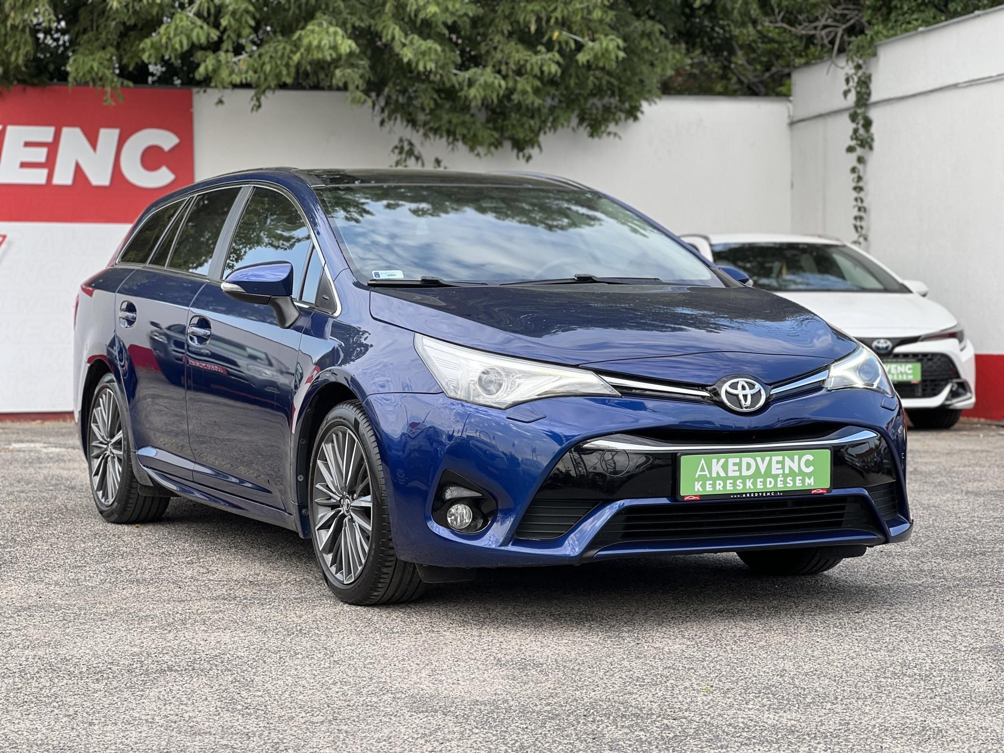 TOYOTA AVENSIS Touring Sports 2.0 D-4D Executive Magyarországi. Gyári fényezés. Végig vezetett szervizkönyv!